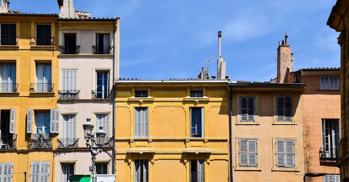 Hôtel Aix-en-Provence pas cher — façades colorées du centre historique