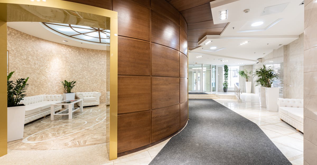 Hall spacieux d'un hôtel de luxe indépendant avec décoration contemporaine — symbole d'un établissement qui reprend son indépendance