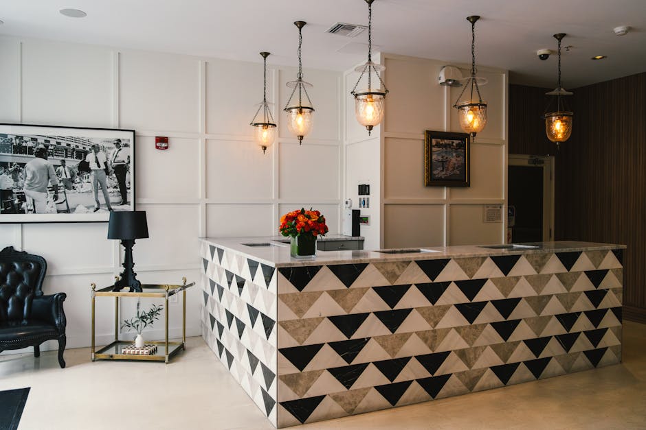 Réception élégante d'un boutique hôtel indépendant avec décor soigné et comptoir d'accueil premium