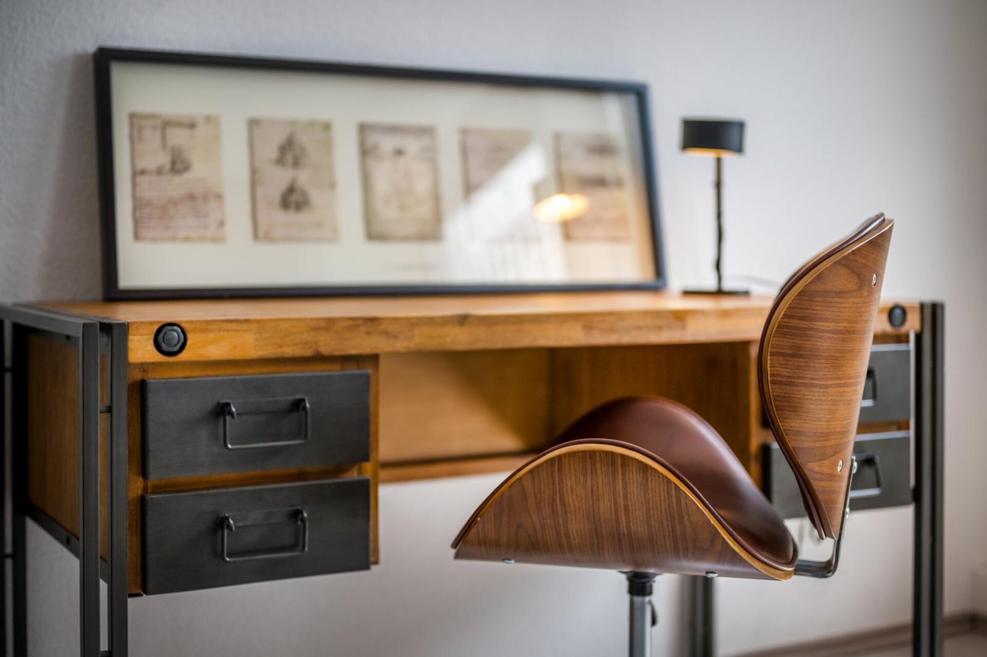 Moderner eleganter Arbeitsplatz mit Kunst und Leder Schreibtischstuhl