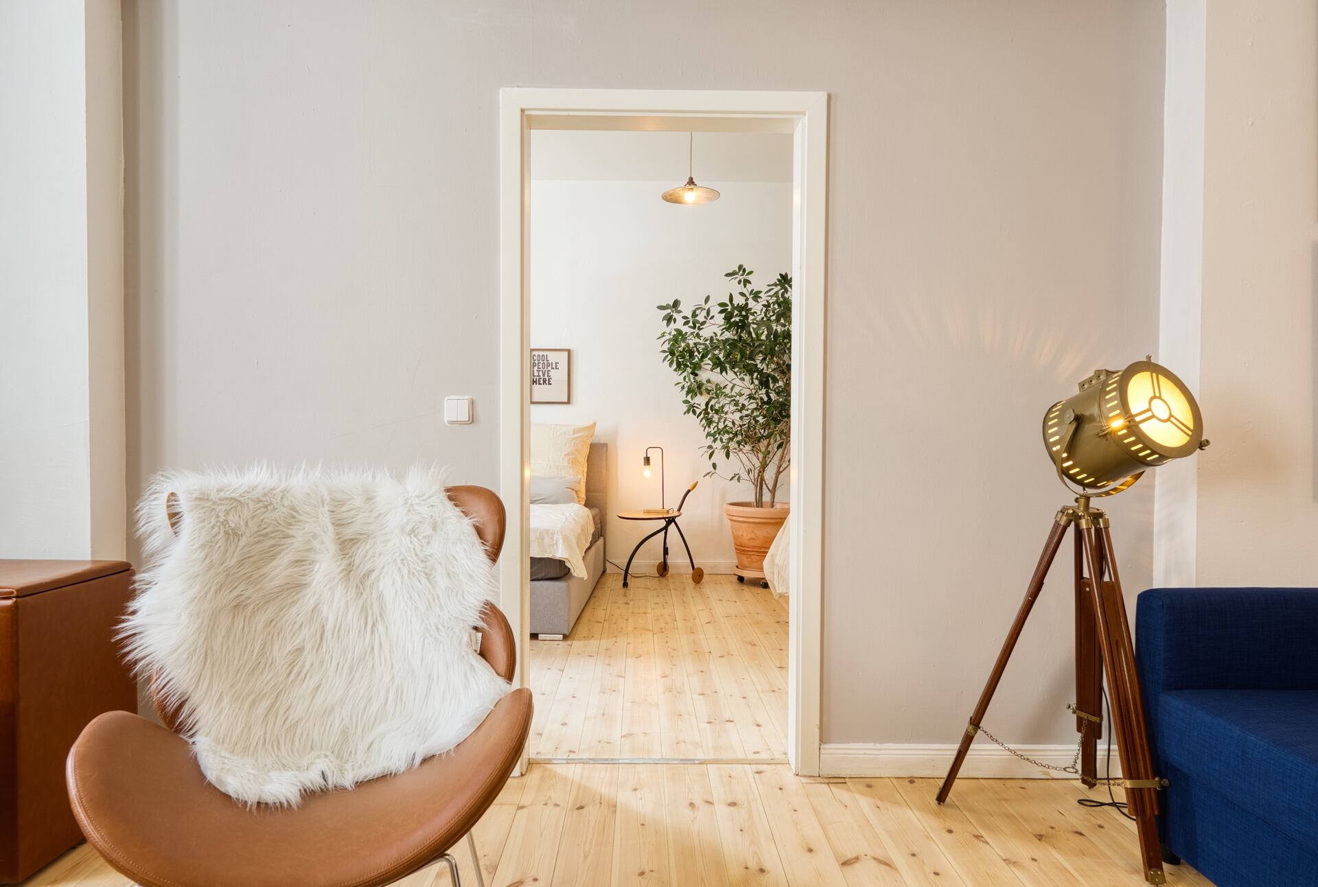 Blick vom Wohnzimmer zum Schlafzimmer, Fellsessel