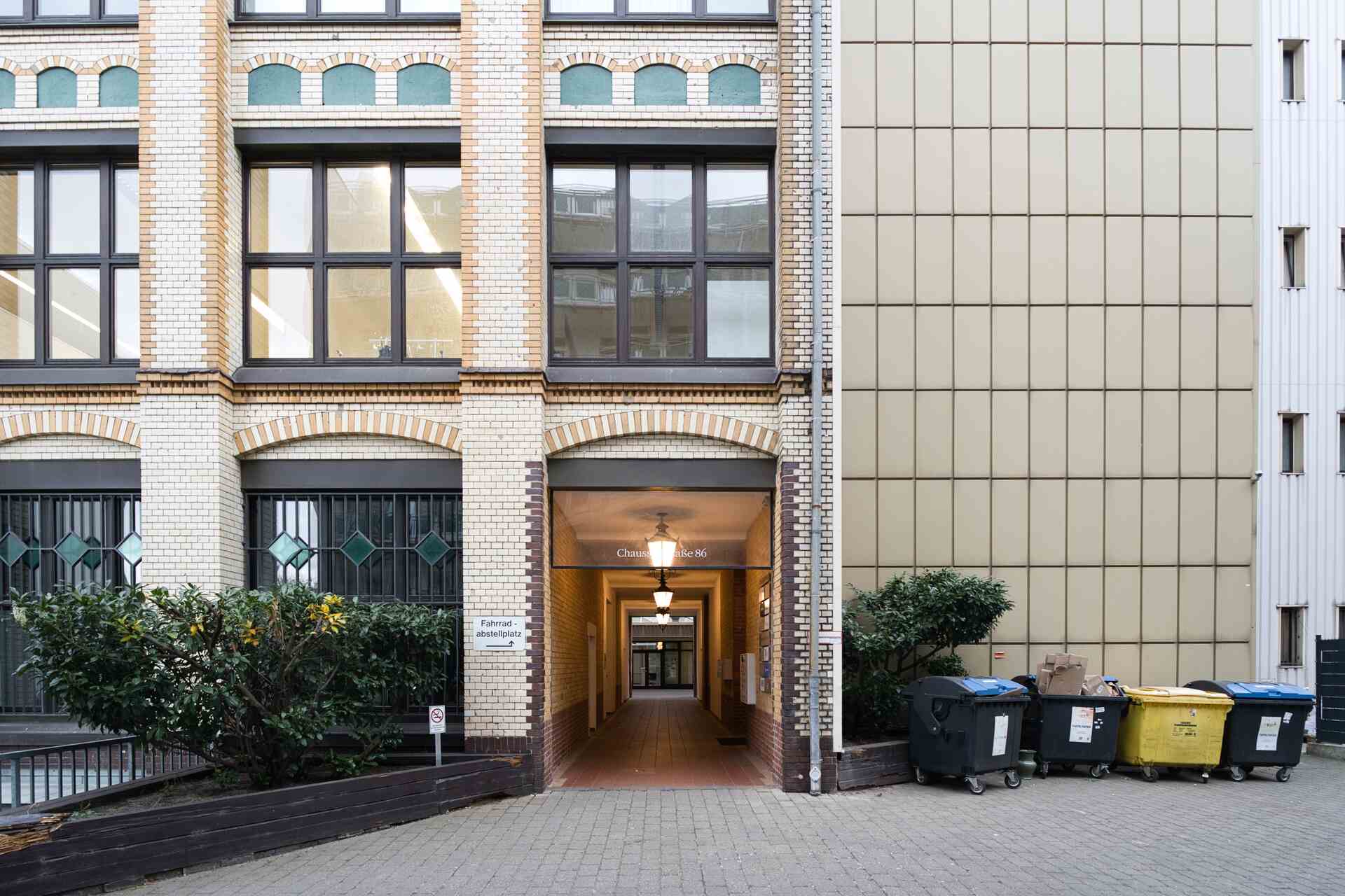 Moderne Hausfassade mit großen Fenstern