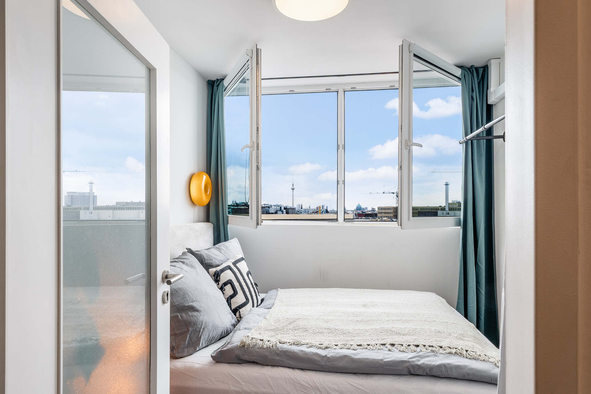 Schlafzimmer mit einzigartigem Fernsehturm Ausblick