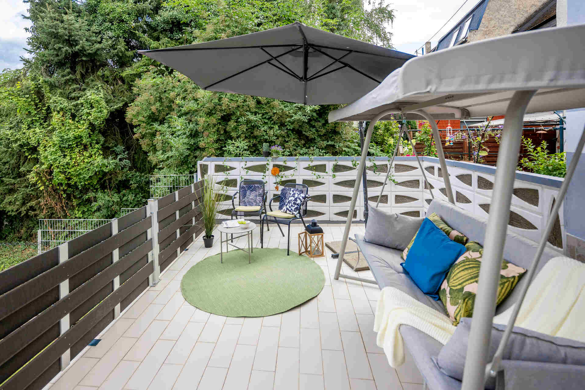 Terrasse im Grünen Hollywoodschaukel