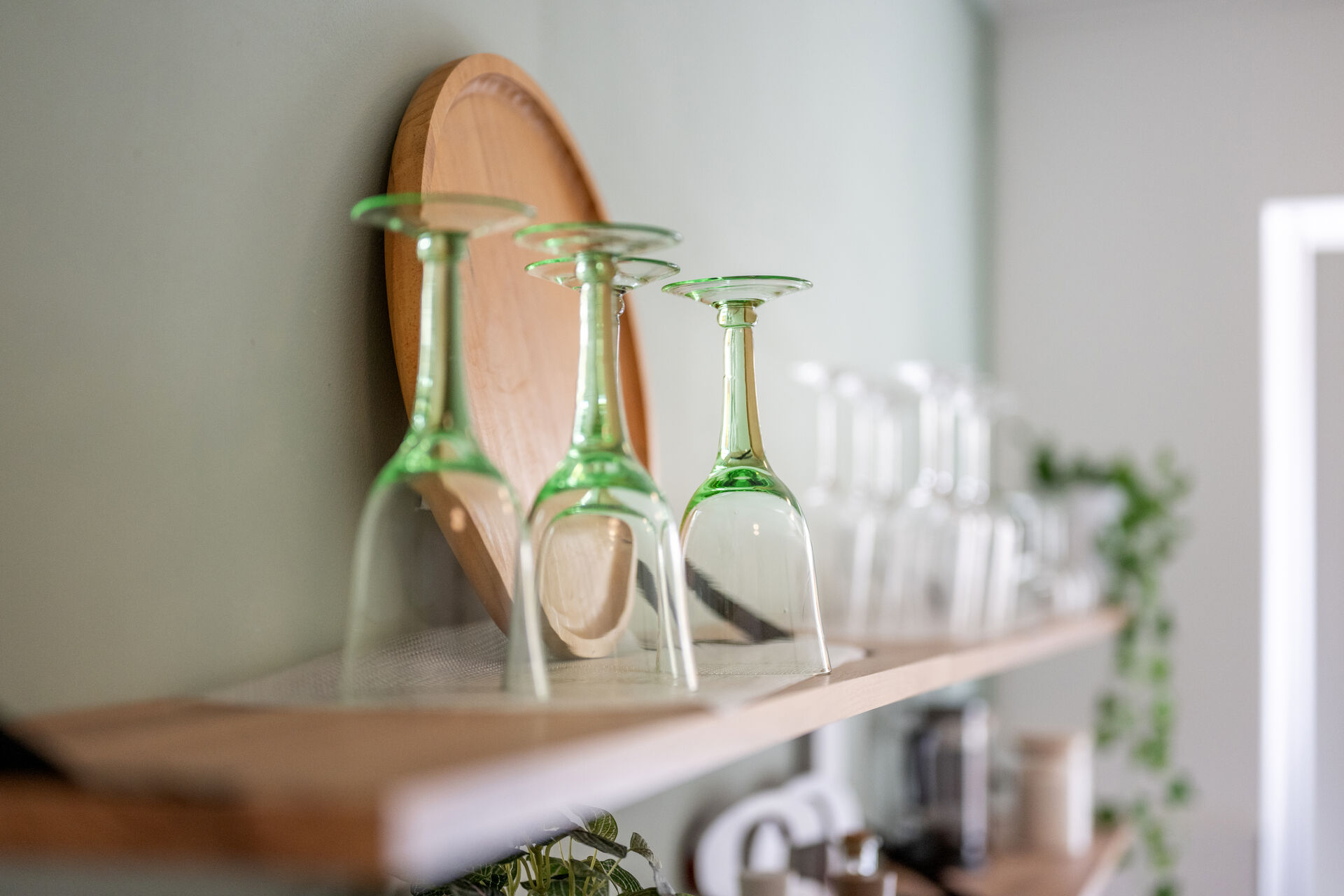 Weingläser und Ausstattung der Küche