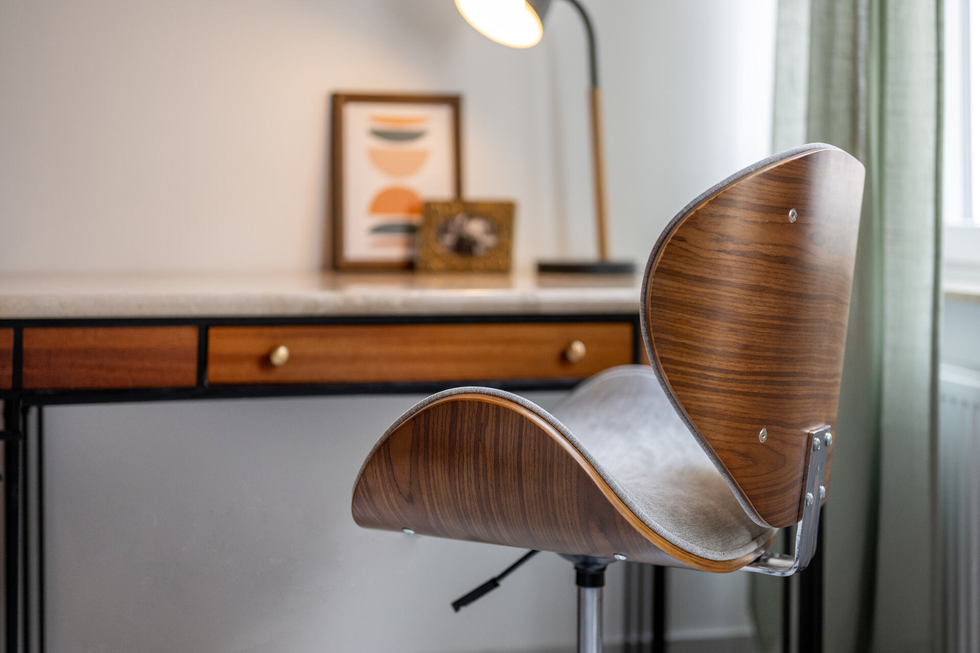 Arbeitsplatz mit Designstuhl und Schreibtisch