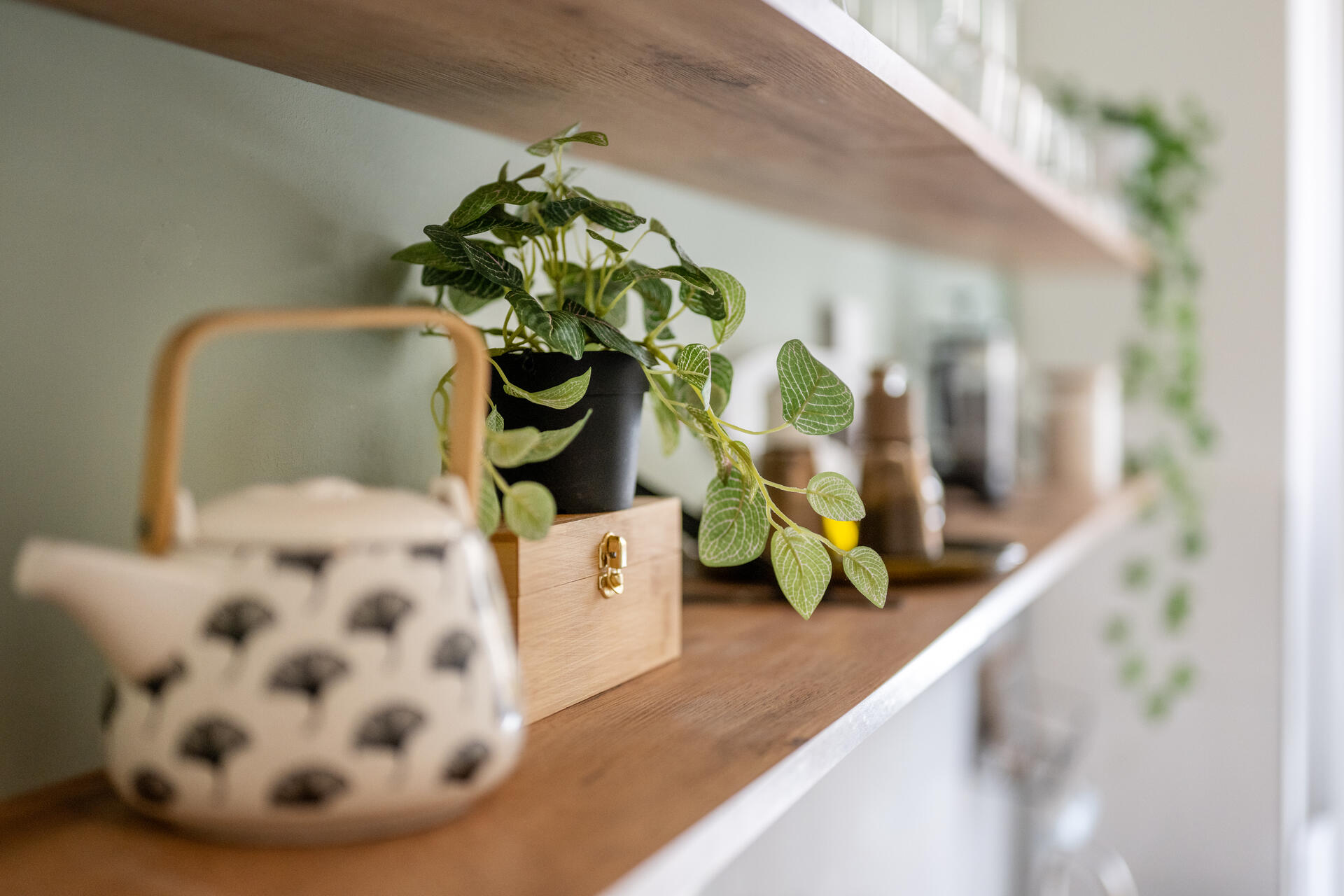 Teekanne und Ausstattung der Küche