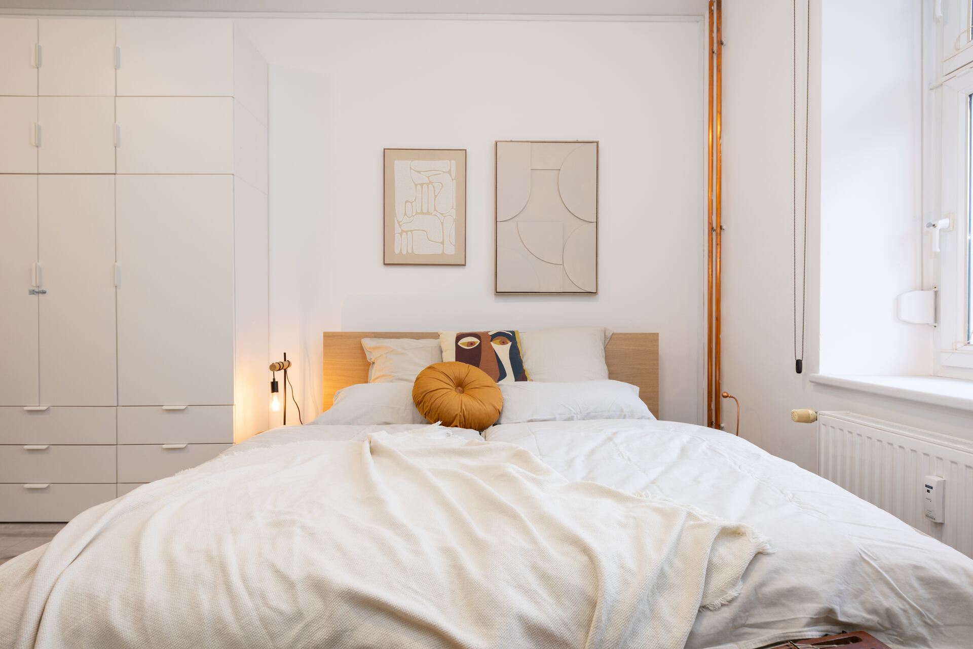 Helles Schlafzimmer mit Doppelbett