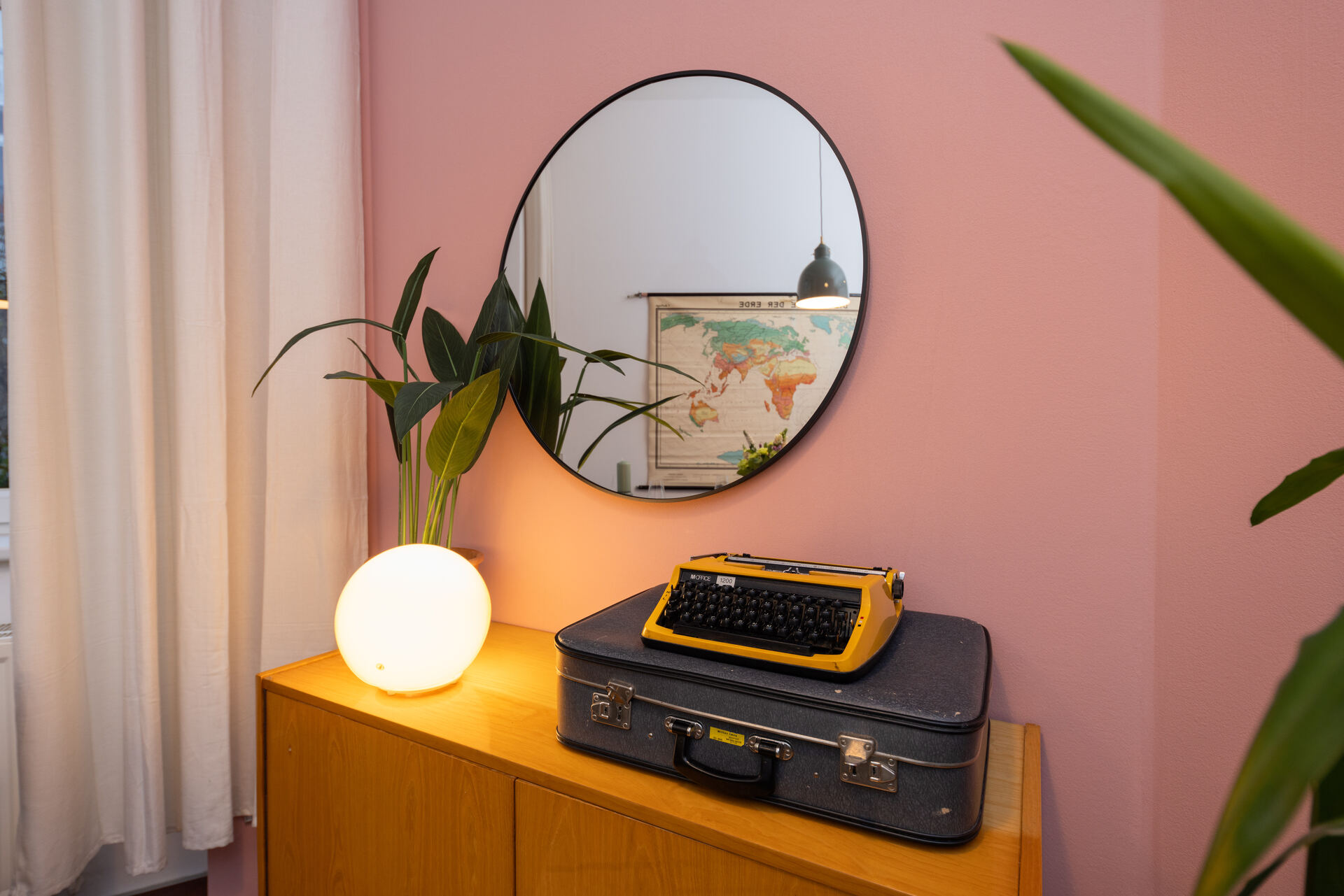 Dekoelement Schreimaschine und Kommode