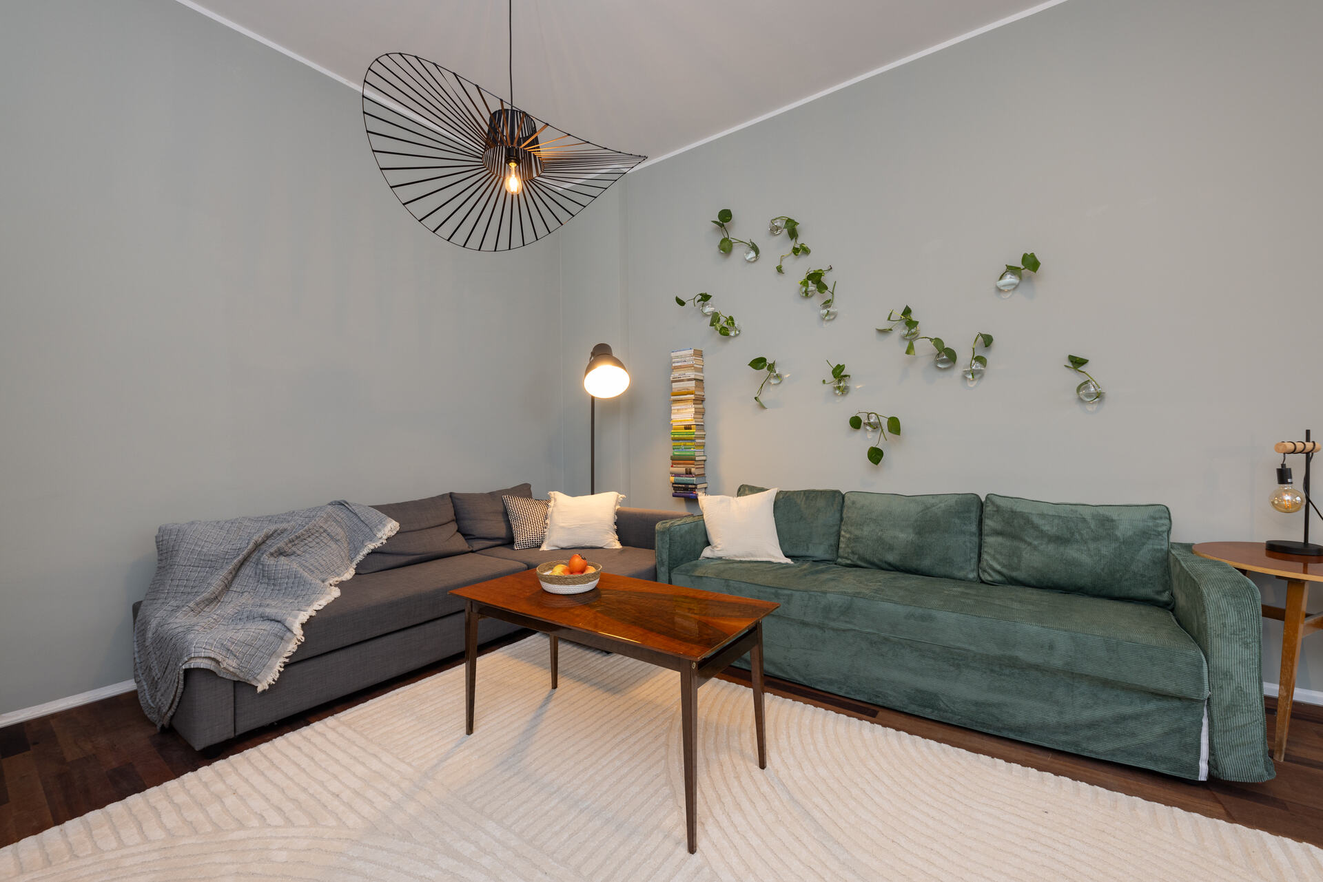 Wohnzimmer mit Sitzecke und zwei Sofas