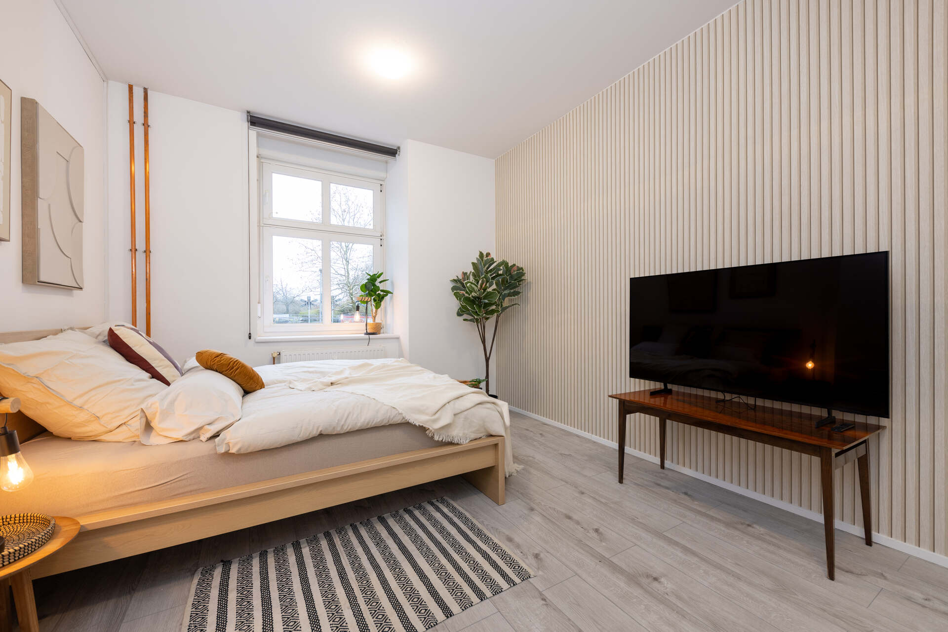 Schlafzimmer mit TV/ Fernseher und Netflix