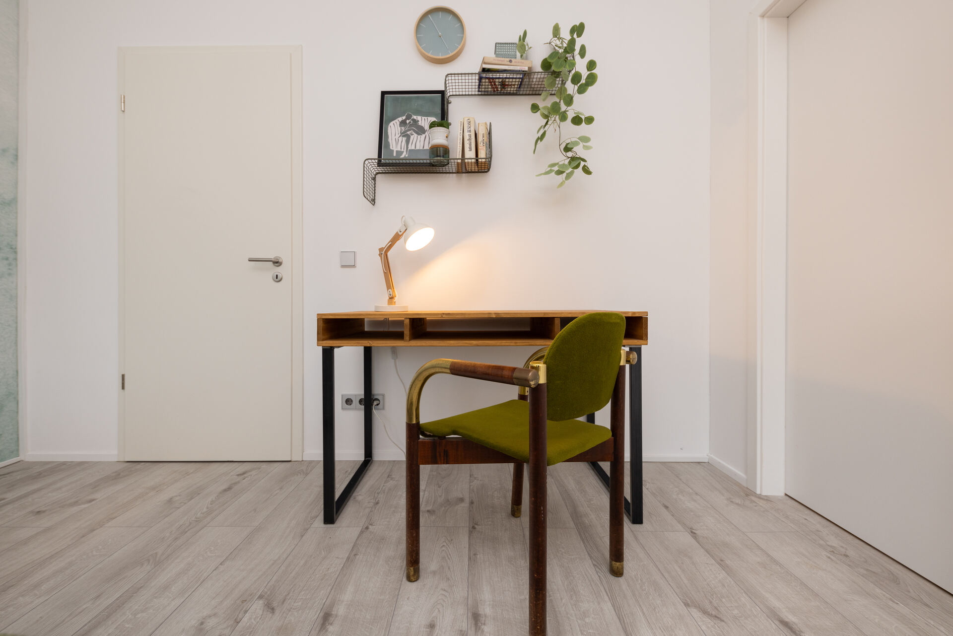 Arbeitsplatz im Schlafzimmer mit Schreibtisch