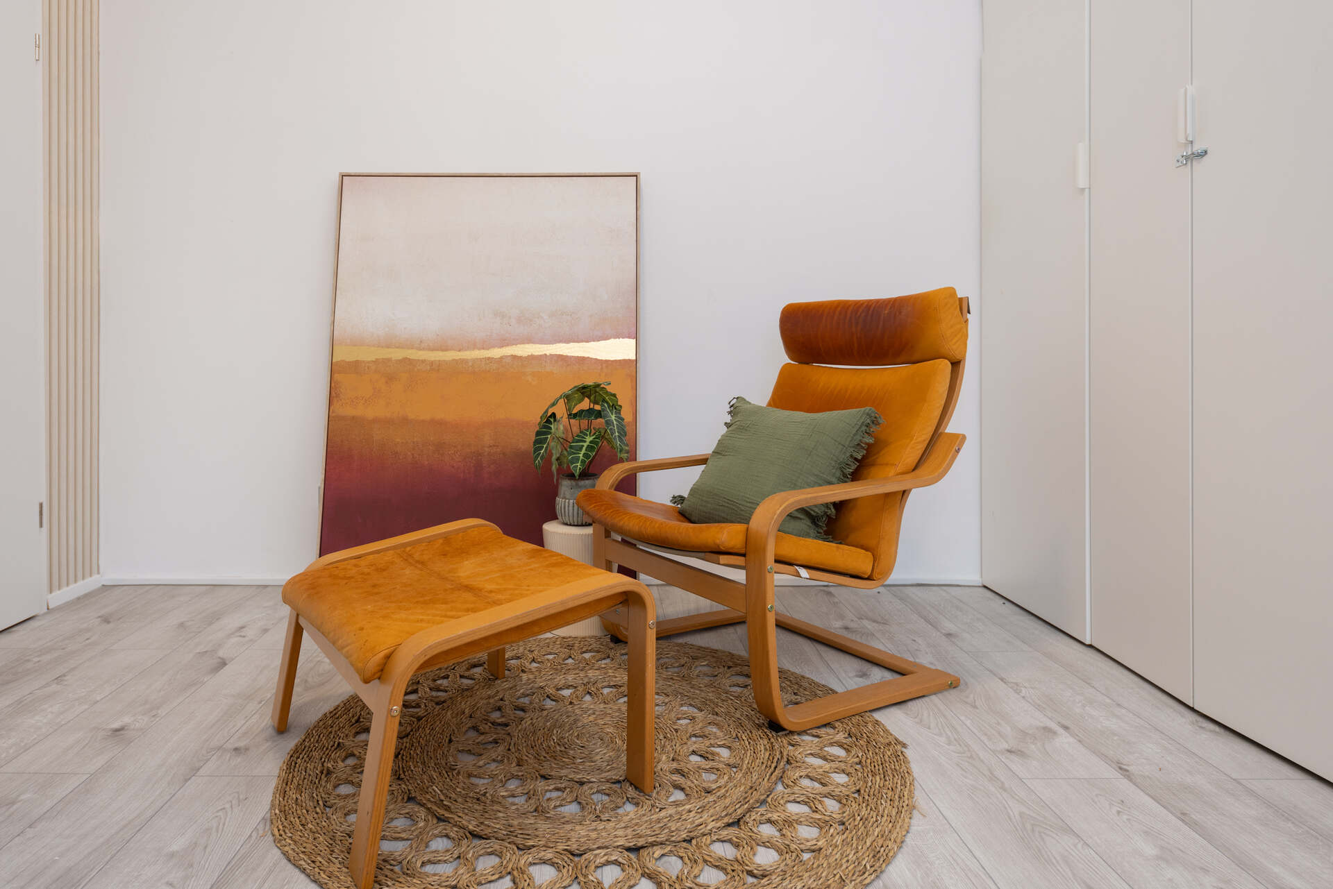 Loungesessel und Kunst in orange rot Farben