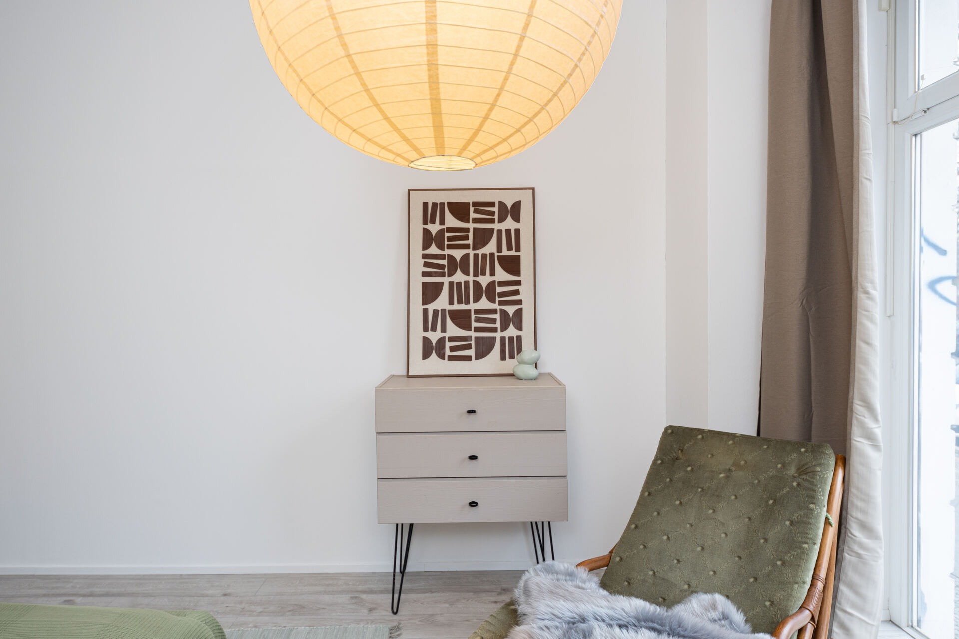 Schlafzimmer mit Kommode und Sessel