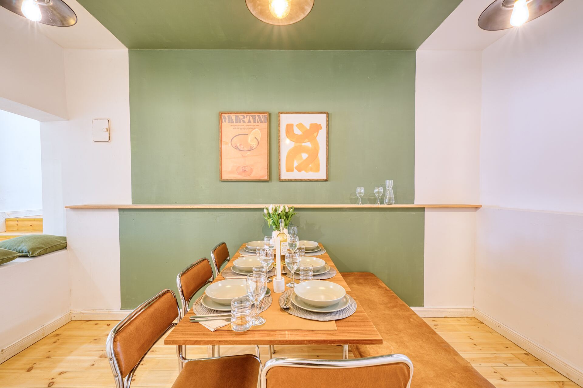 Essbereich mit grüner Akzentwand und Tisch