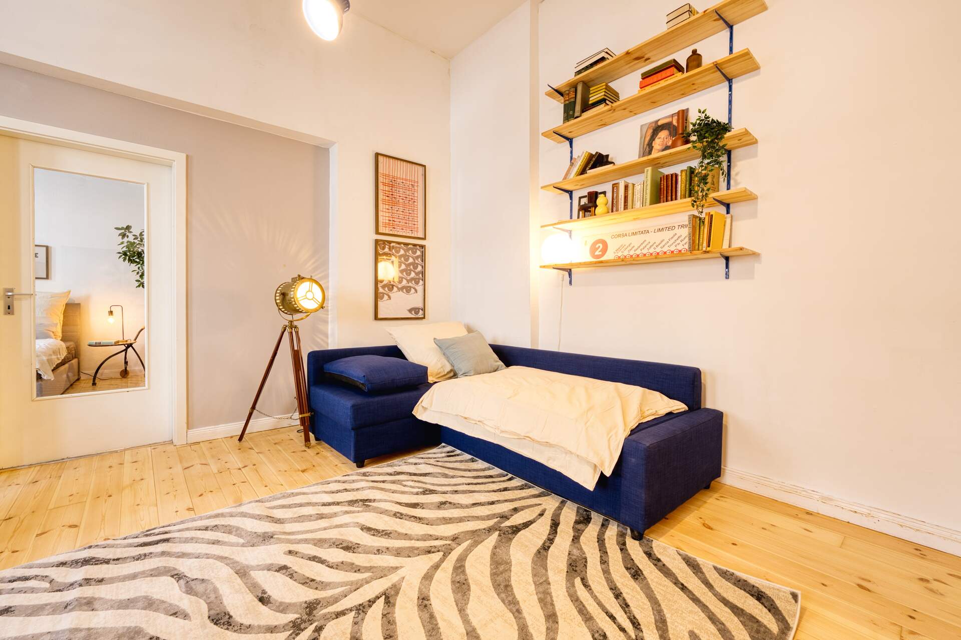 Sofa als Schlafsofa und Zebrateppich