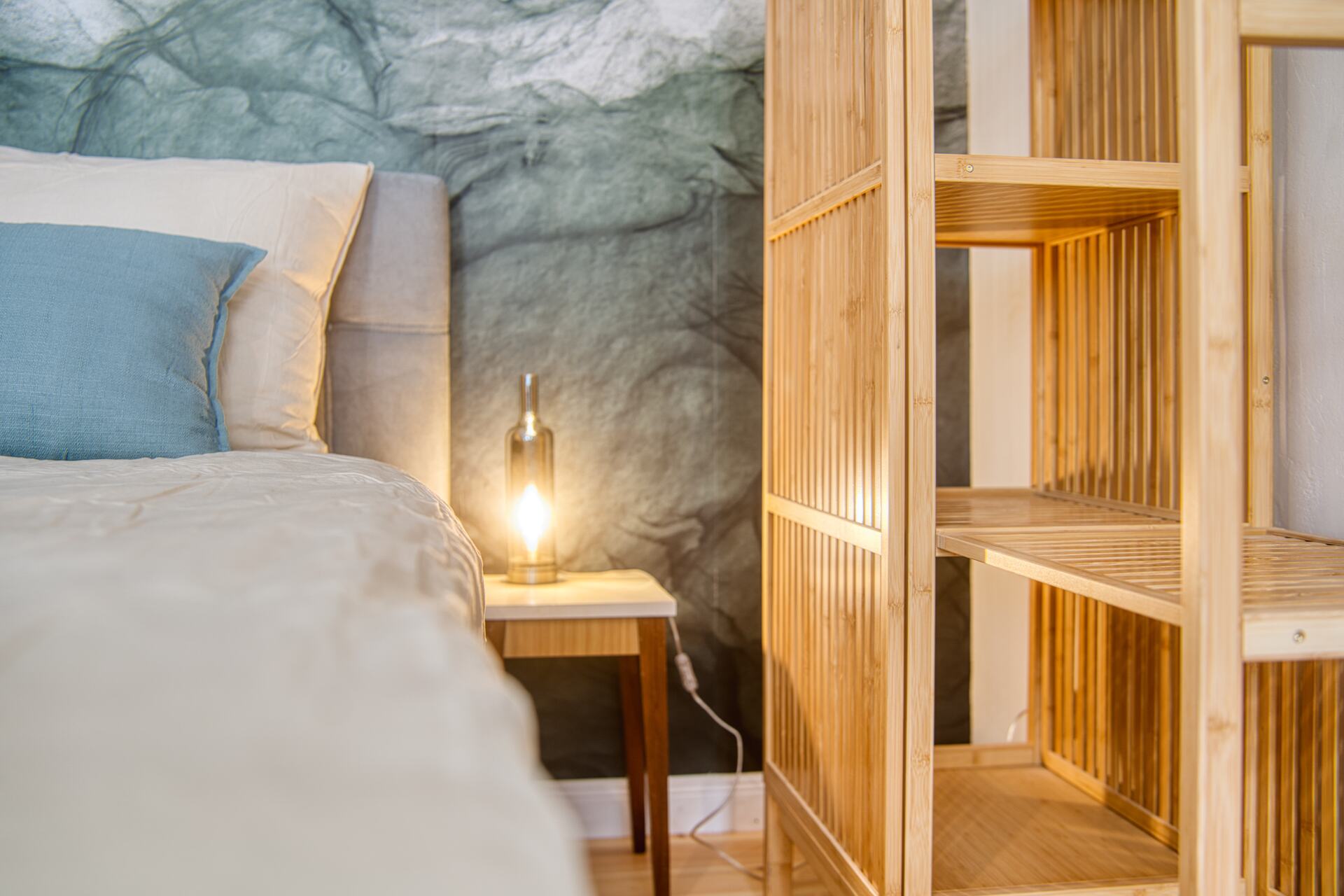 Detail Bett mit Nachttischlampe