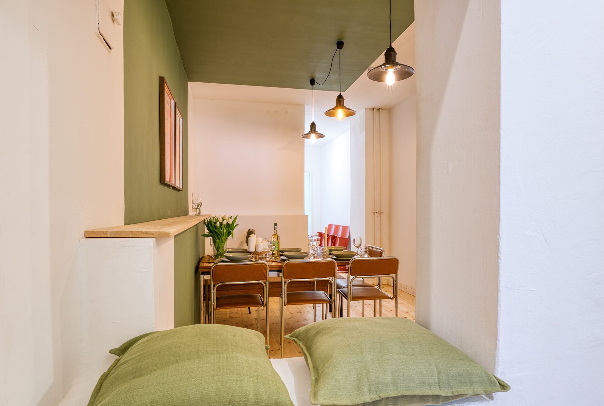 Sitzecke mit Vintagestühlen und grüner Wand