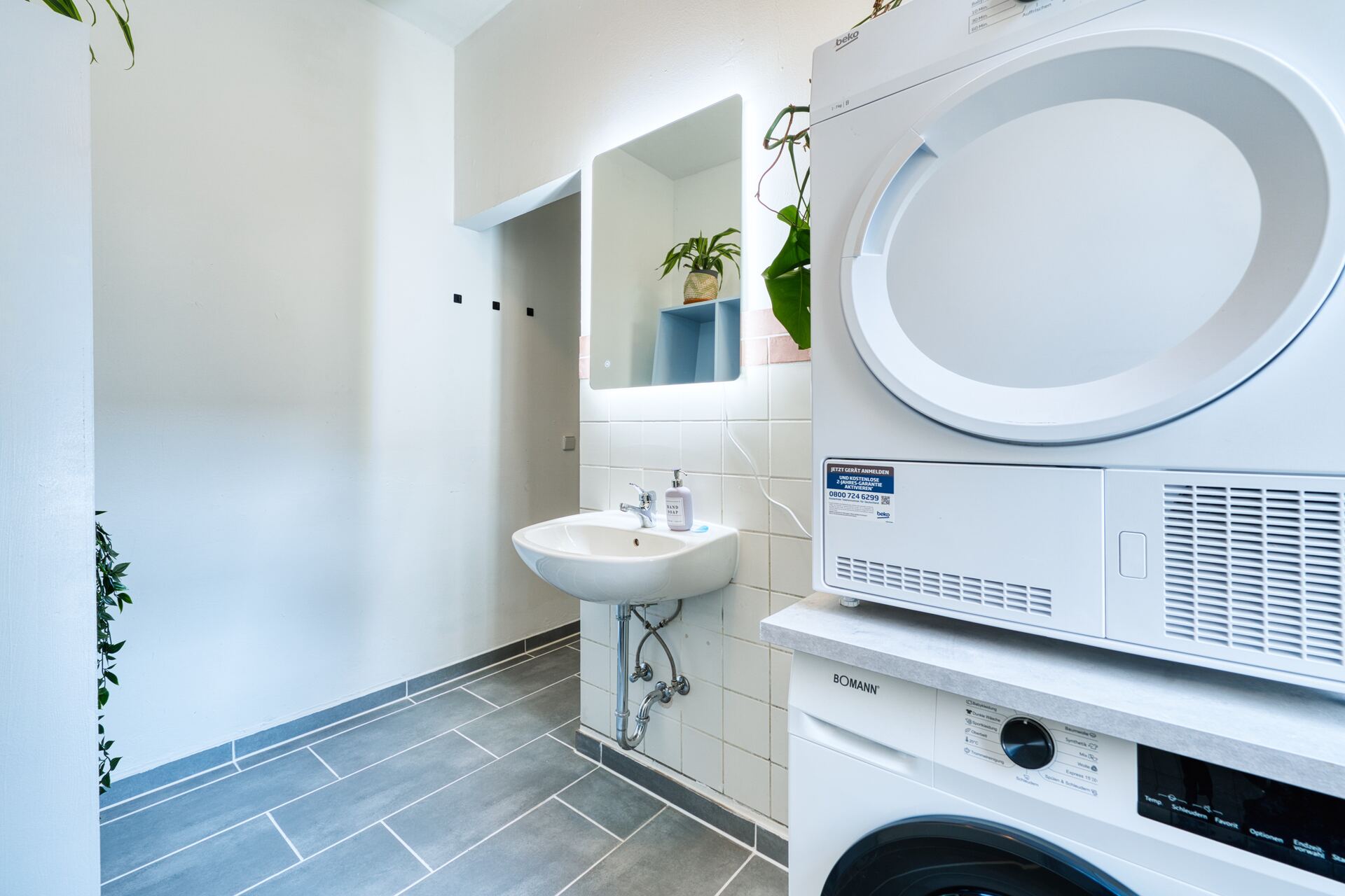 Waschmaschine und Trockner im Badezimmer