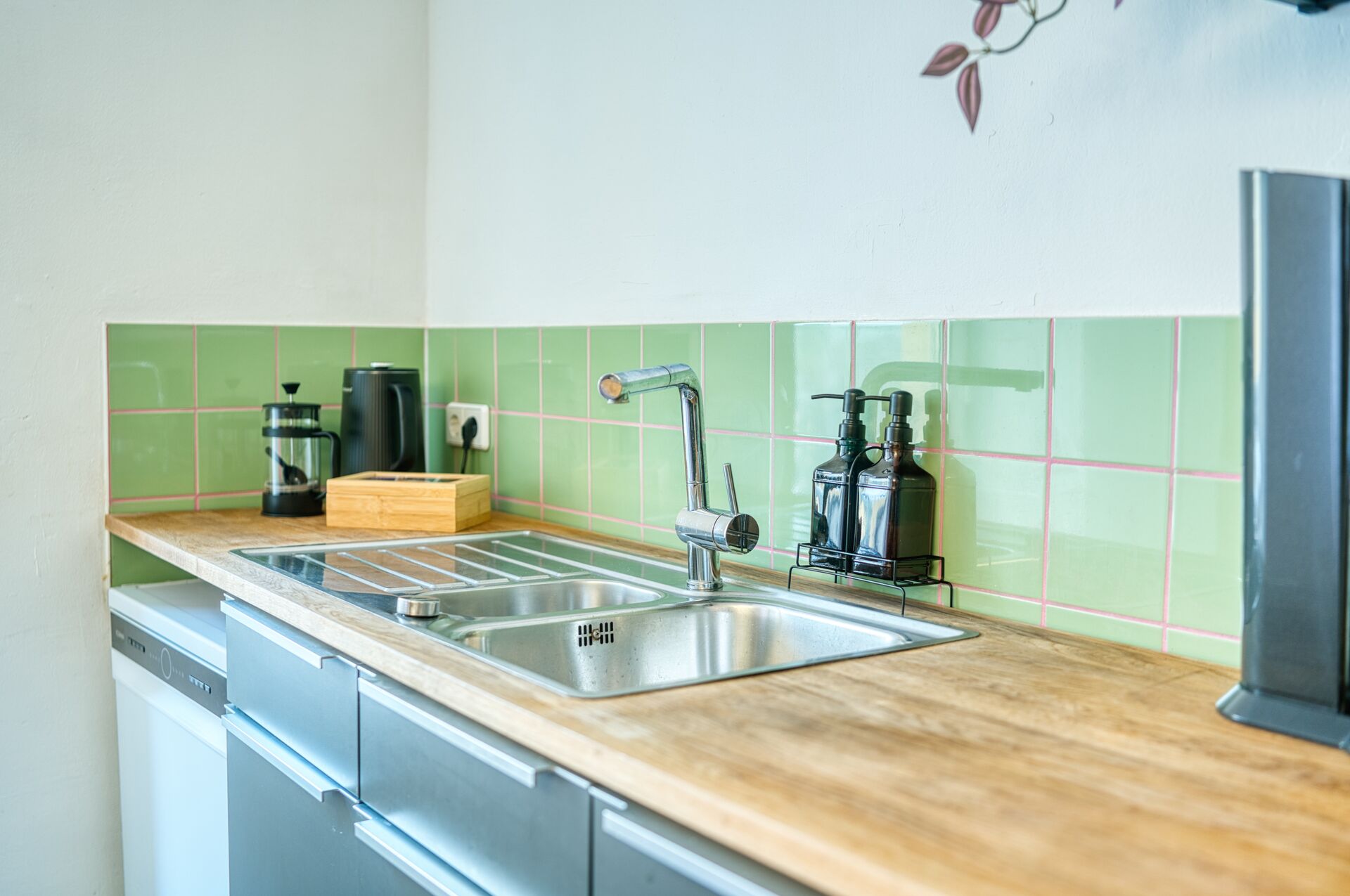 Küchenteile mit Kaffemaschine