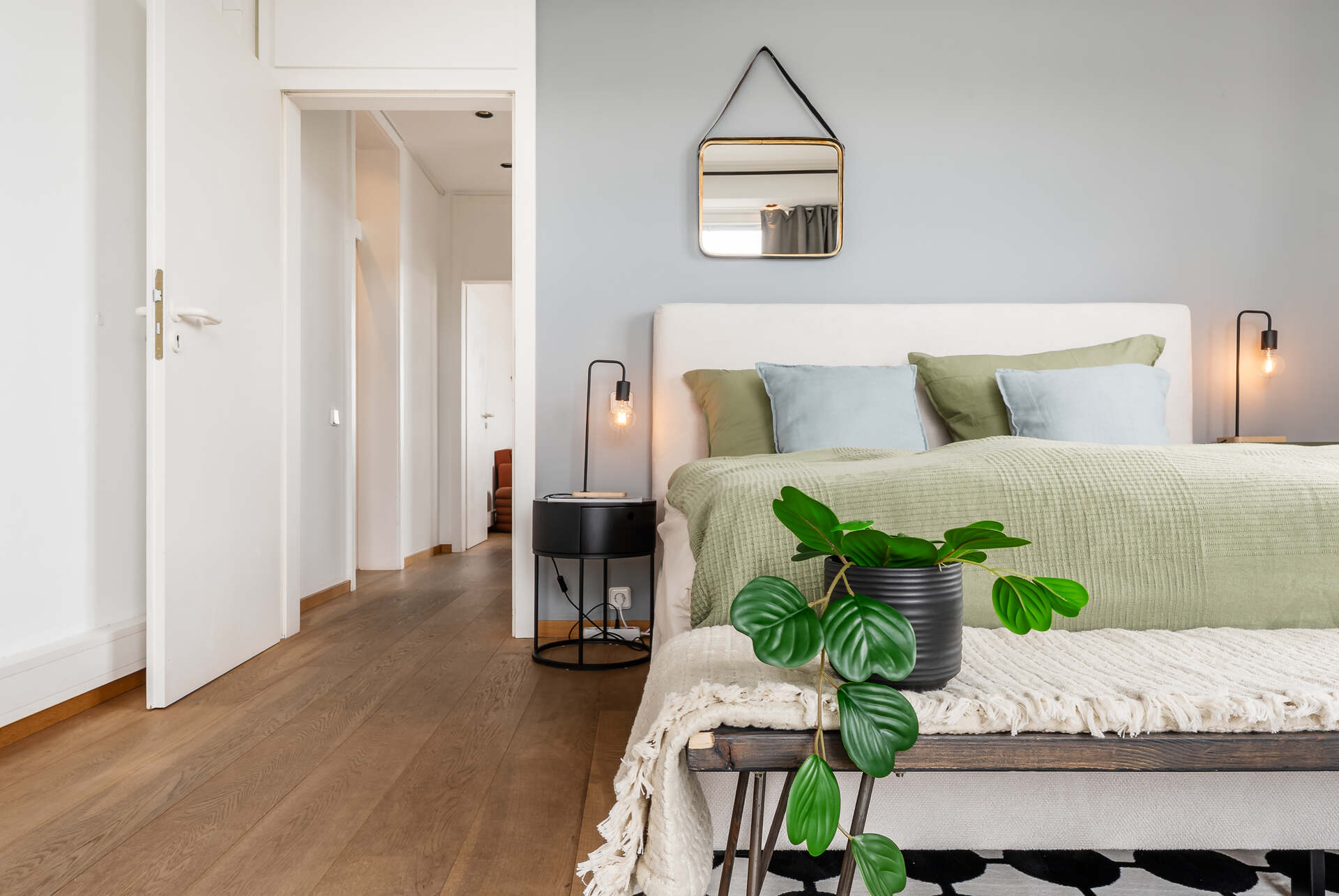 elegantes Schlafzimmer mit Spiegel