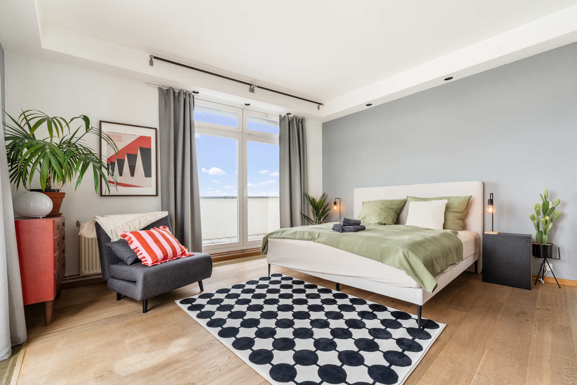 Helles Schlafzimmer mit Schlafsessel