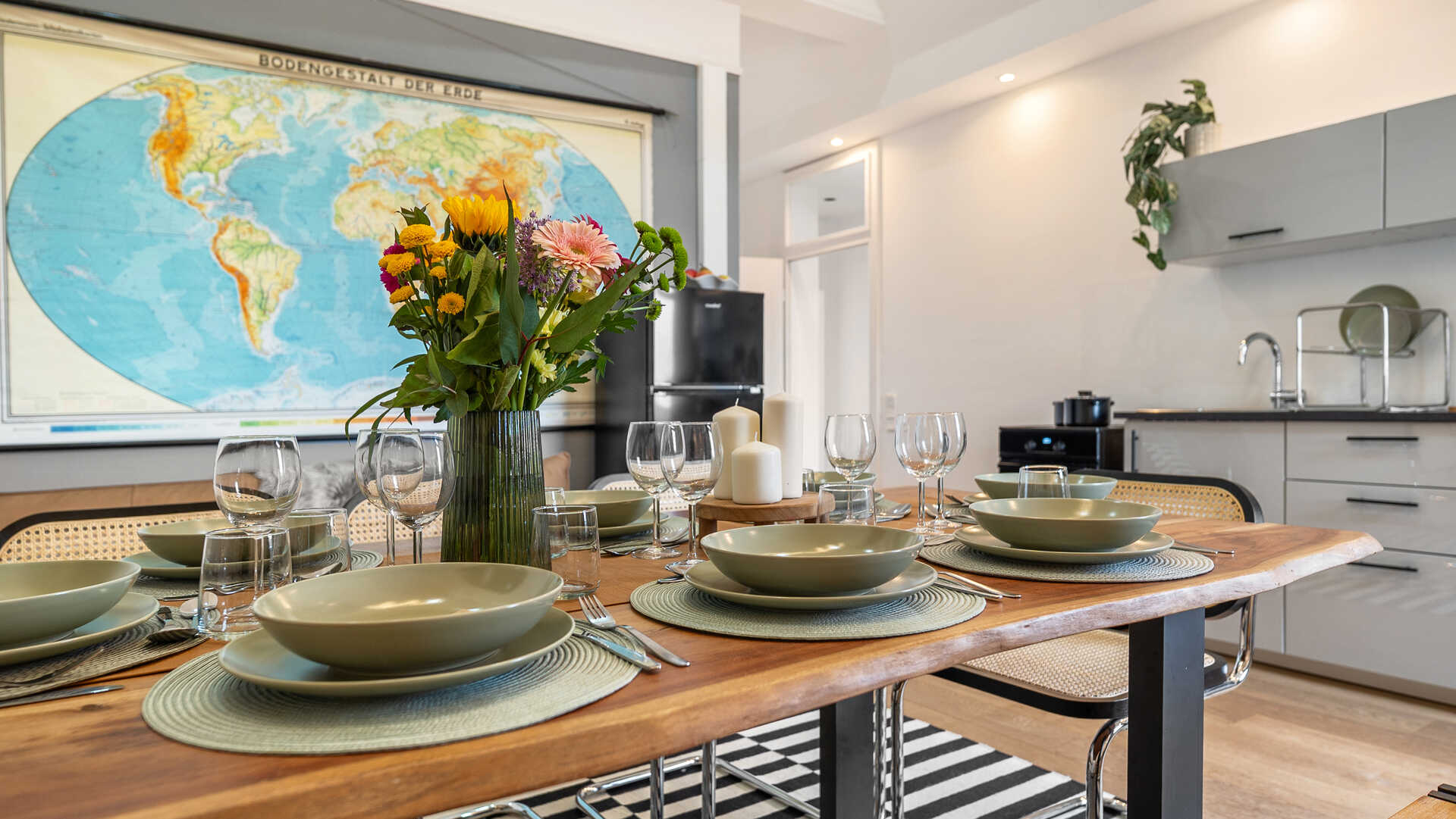 Gedeckter Tisch mit Küche