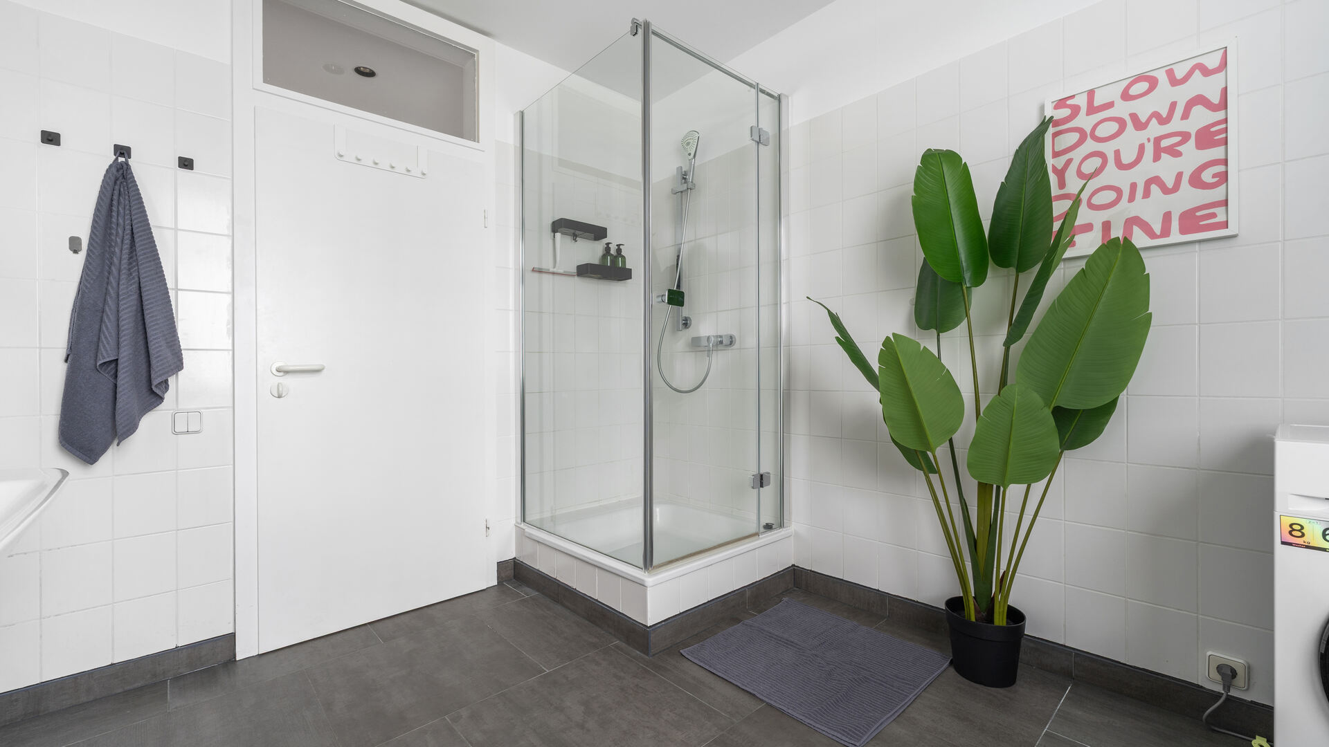 Offene Dusche mit Glastrennwand