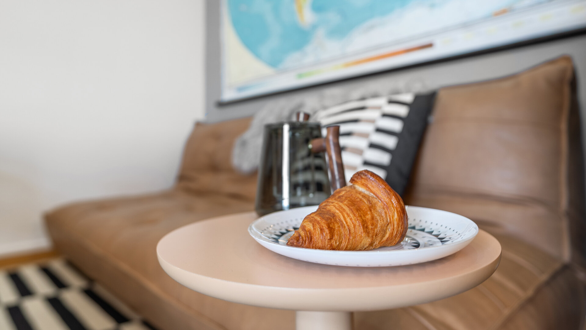 Schlafsofa in der Küche mit Frühstück Sroissant