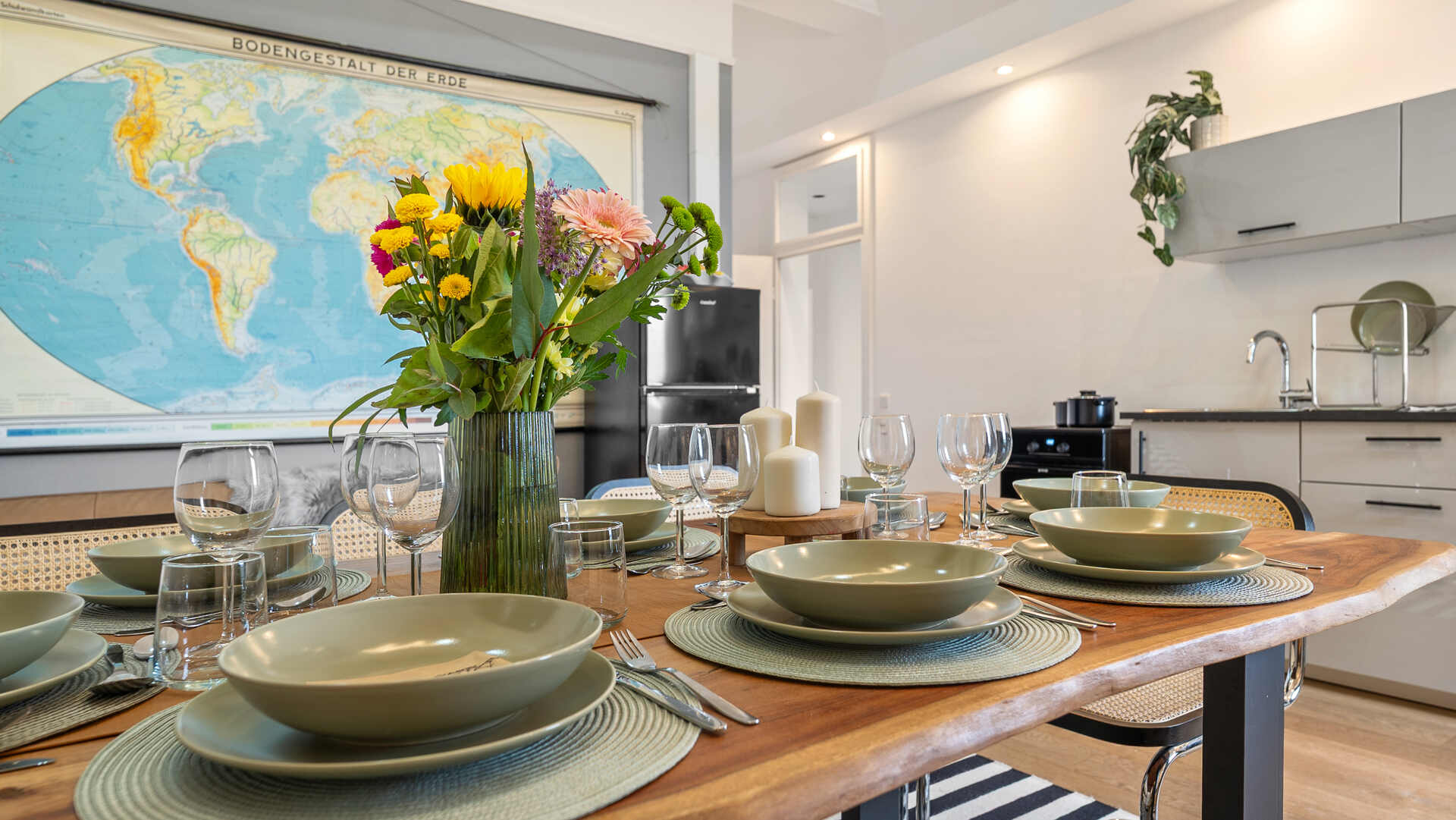 Esstisch mit Weltkarte neben Kueche
