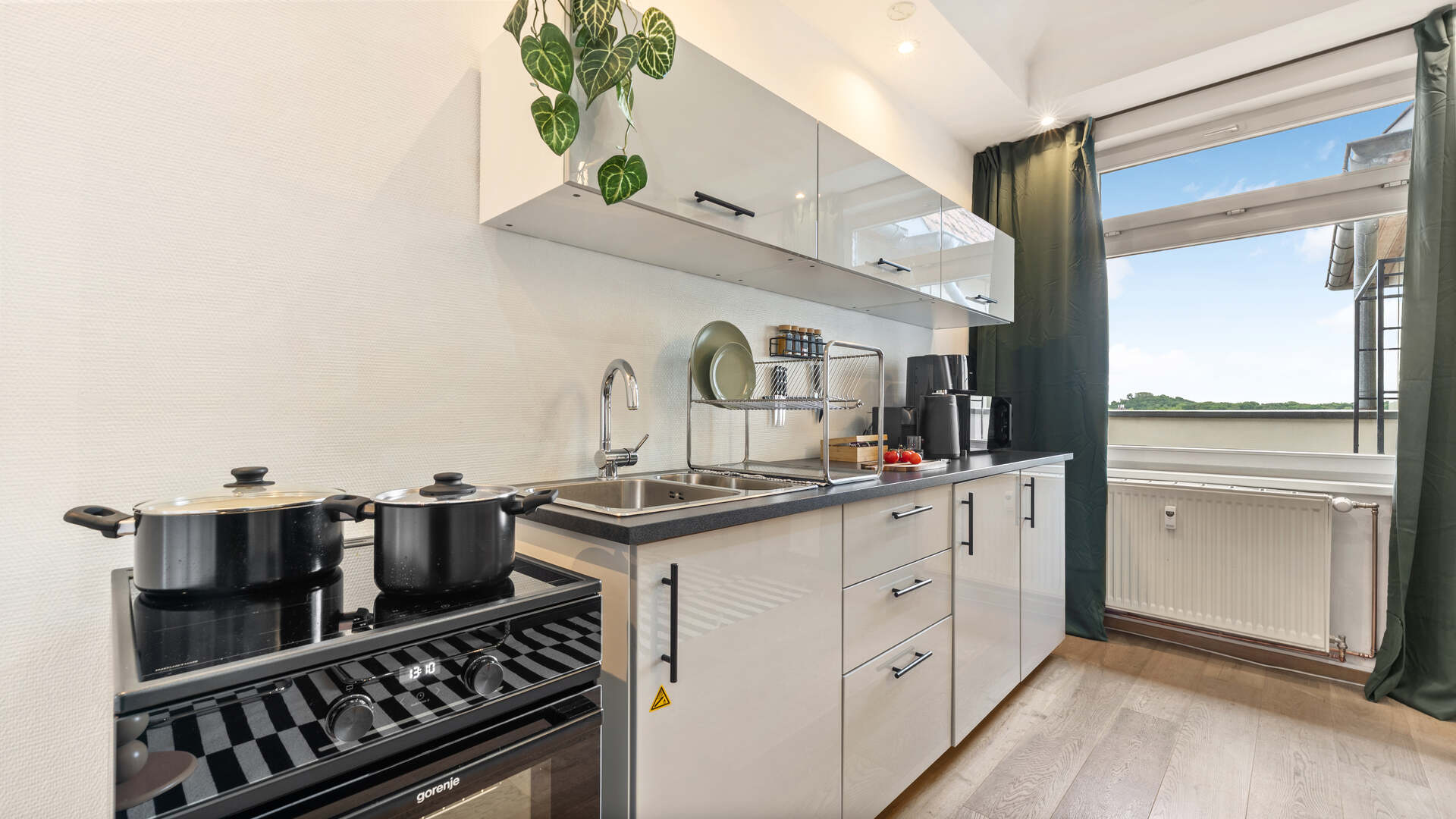 Kuechenzeile mit Blick auf den Balkon