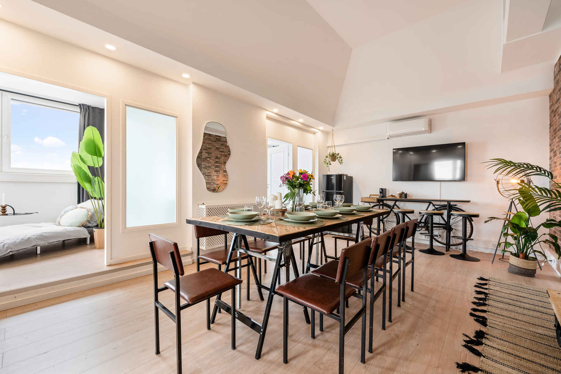 Essbereich mit TV und Holzfussboden