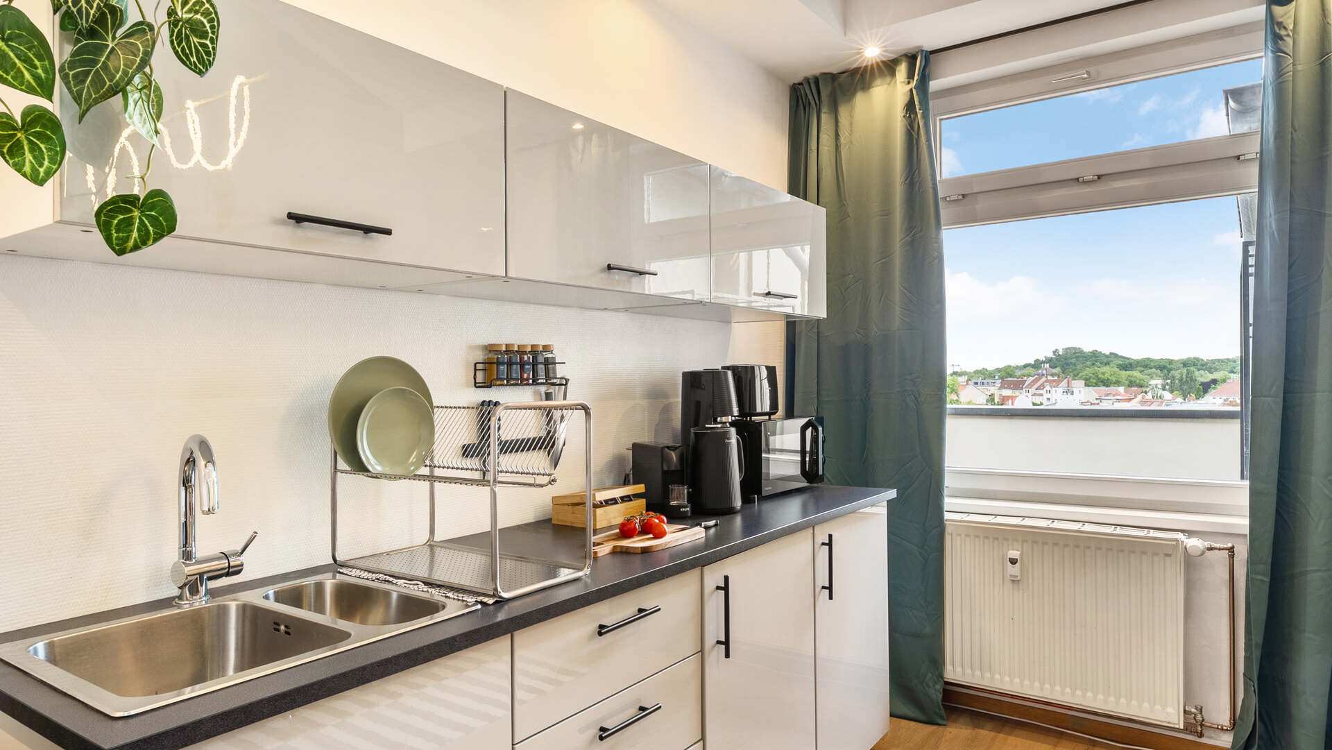 Kuechenzeile mit Herd, Blick auf den Balkon