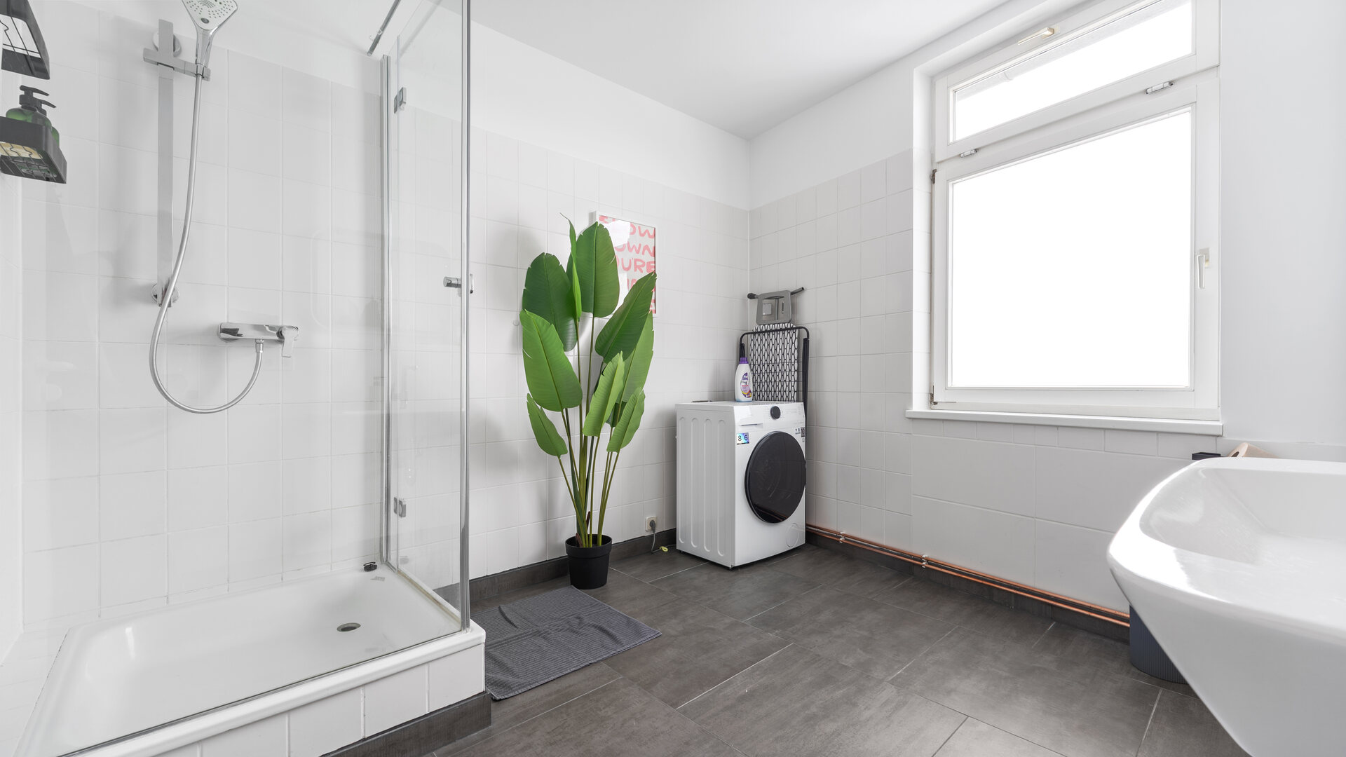 Dusche mit Glaswand im Badezimmer