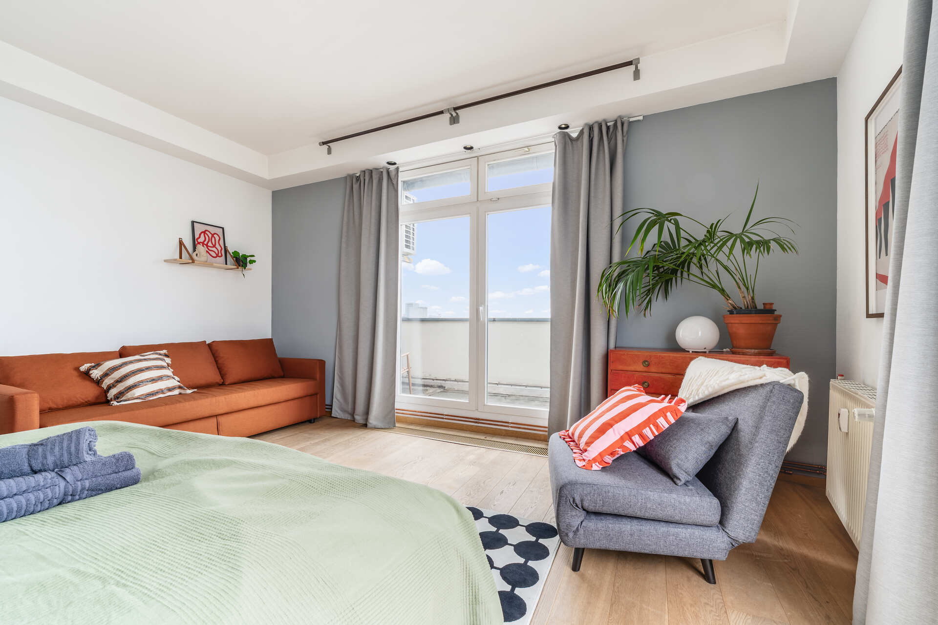 Schlafzimmer mit Schlafsofa und Schlafsessel - geräumig