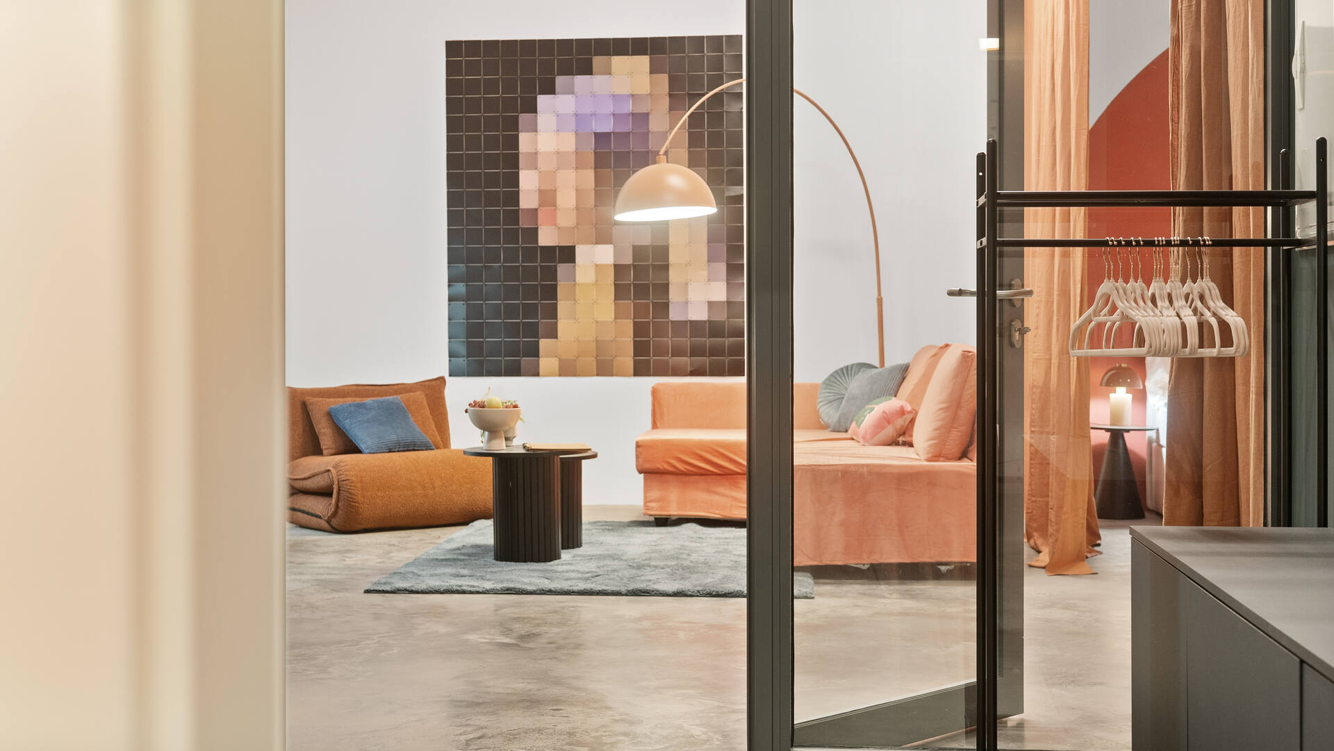 Wohnbereich farblich abgestimmt in apricot Tönen mit Kunst und moderner Sitzecke