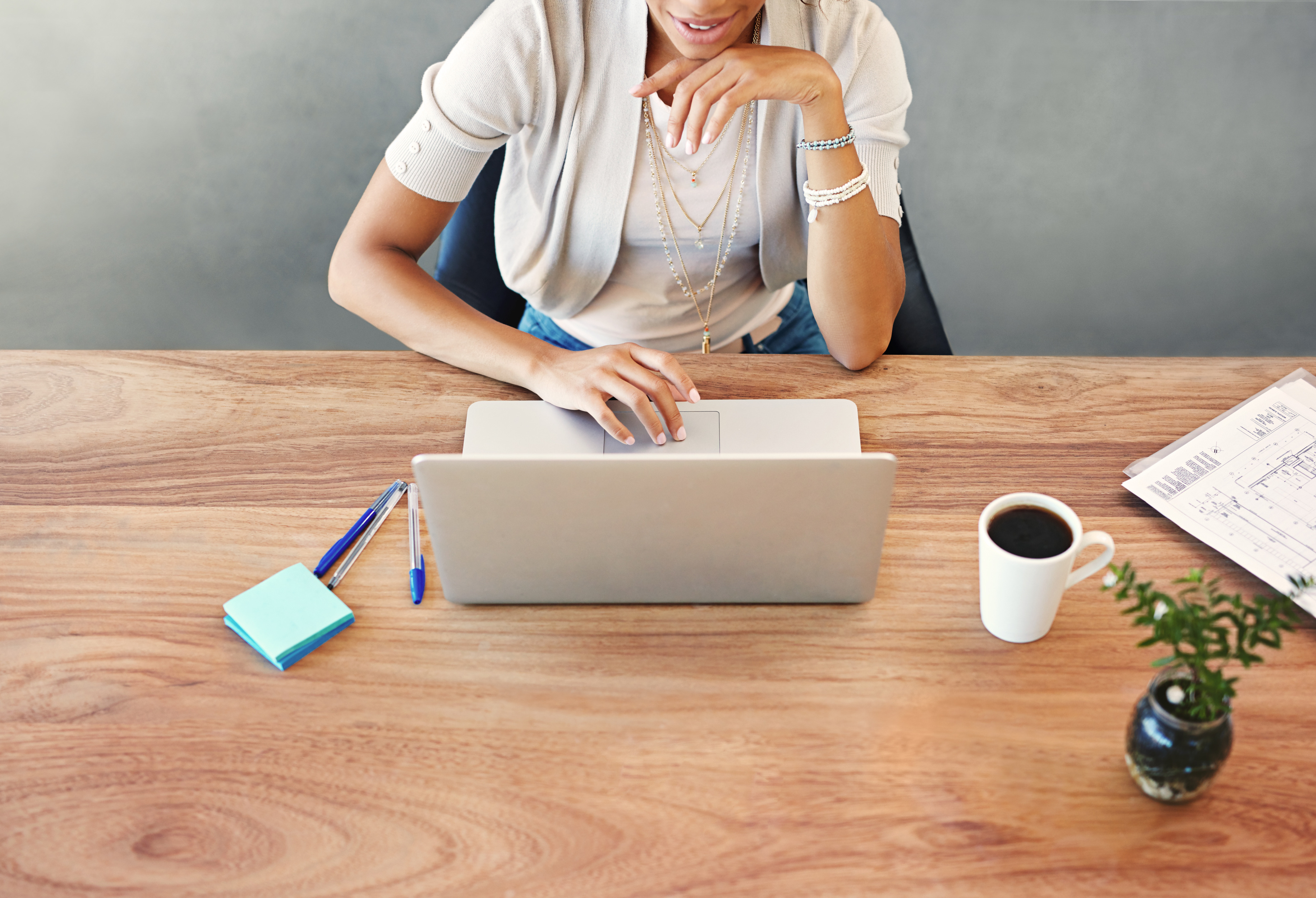 Professional generating B2B leads remotely on a laptop