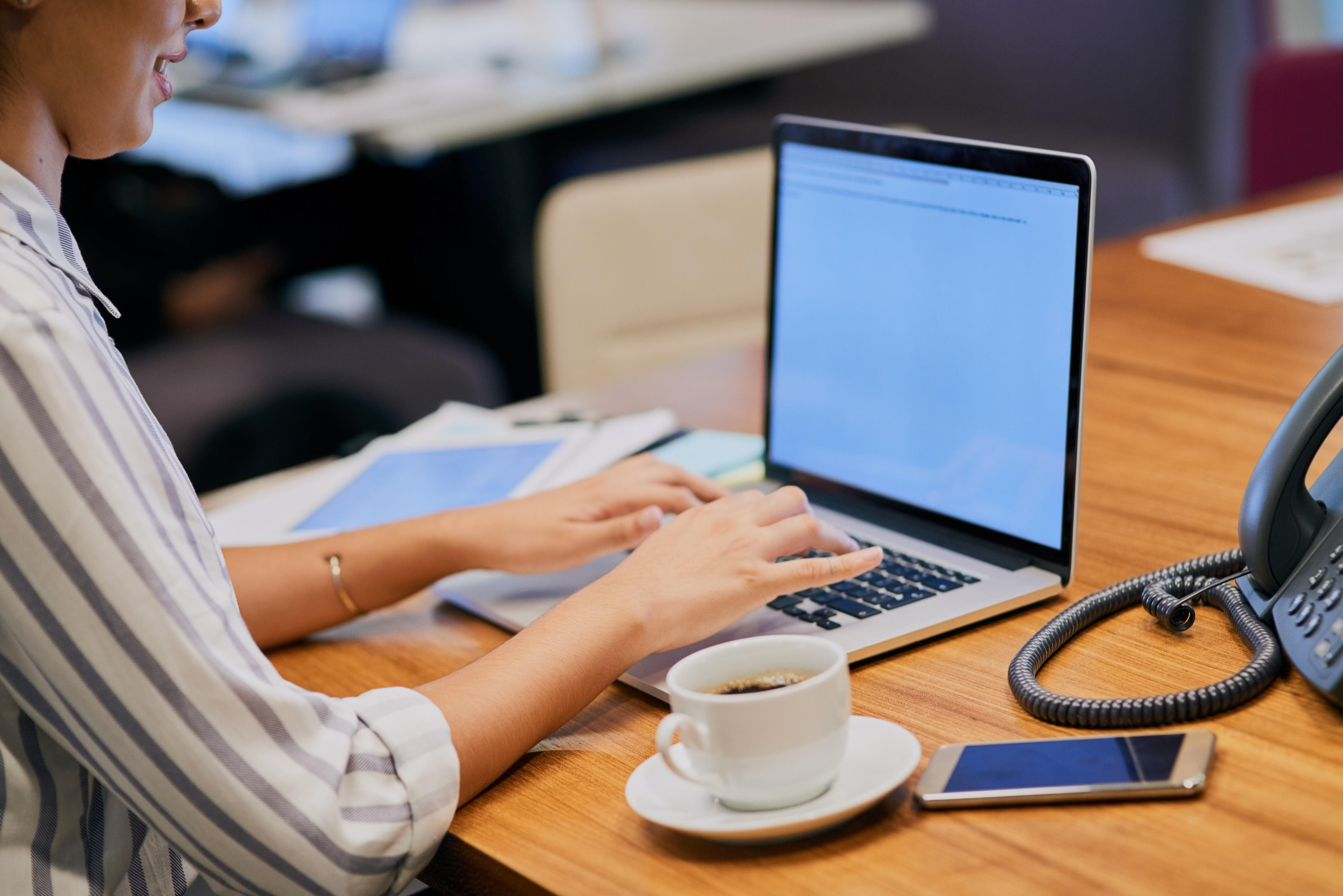 Person composing a high-converting cold email on a computer