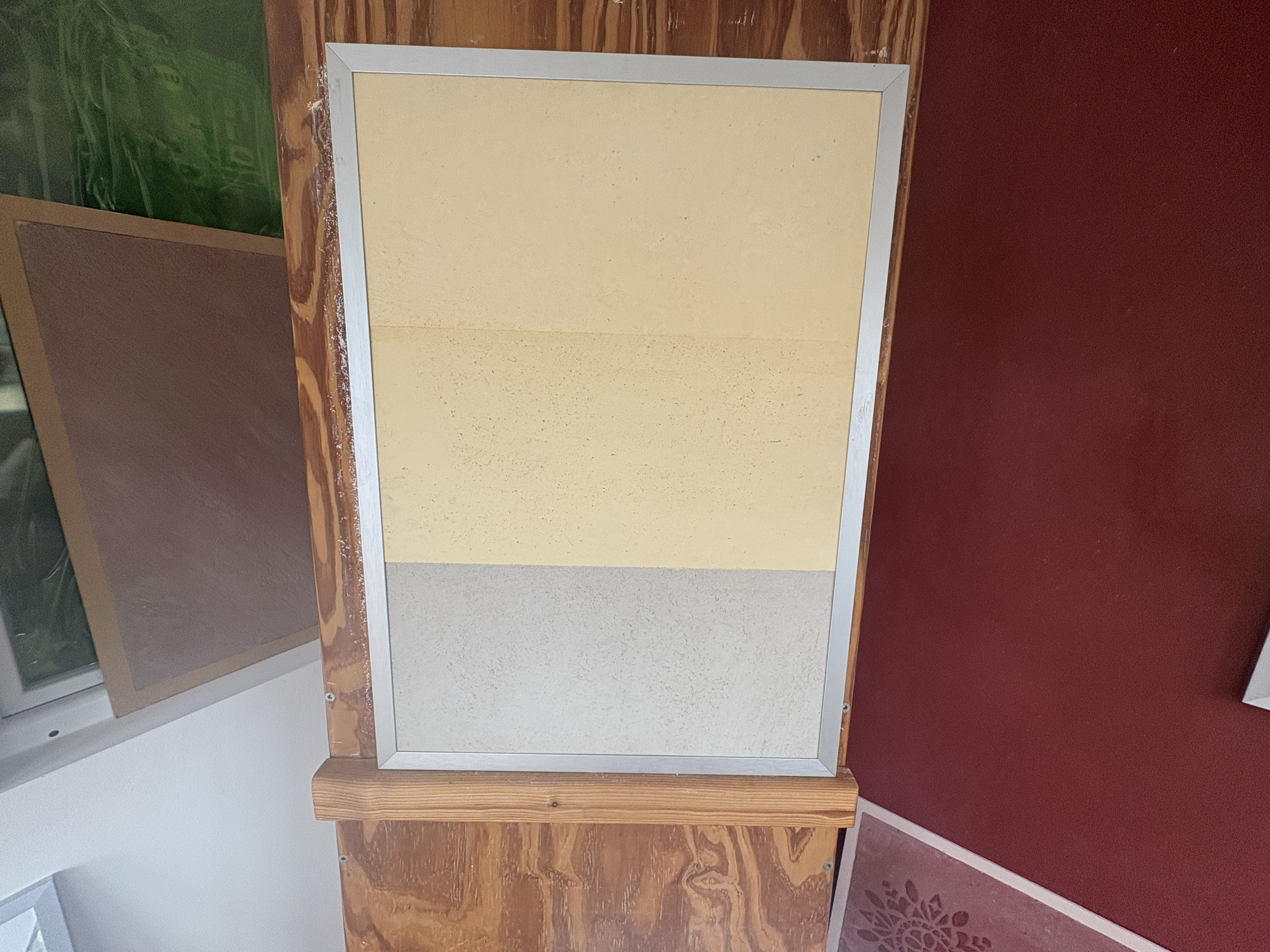 Musterplatte des mineralischen Naturkalk-Schichtaufbaus mit Kalkhaftbrücke und Sumpfkalkmarmor-Putz von Bio-Malermeister Kai-Uwe Vogel in Ludwigshafen.