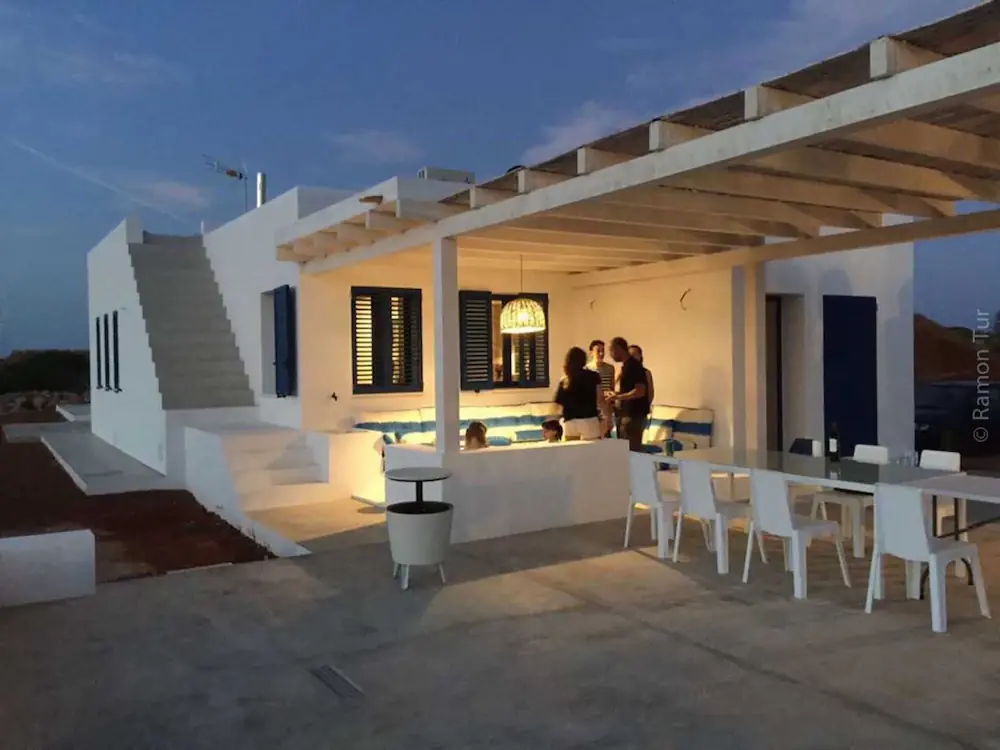 Grupo de amigos disfrutando del atardecer en la villa Can Javi de Palma.