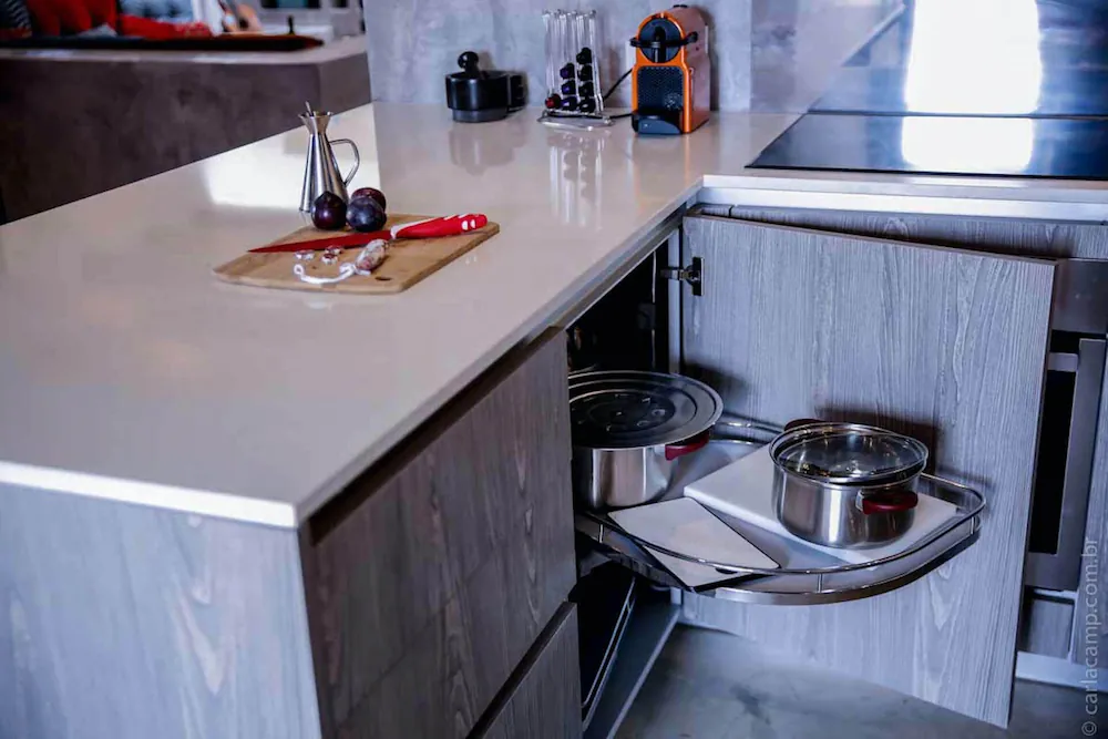 Detalle de almacenaje y organización en la cocina de la casa