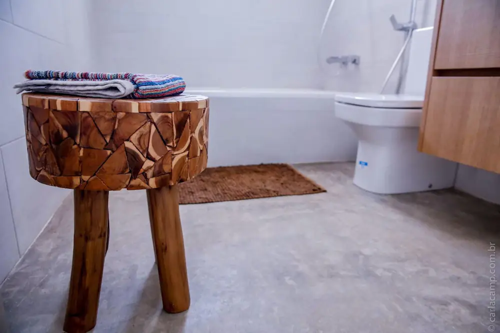 Taburete de madera artesanal en el baño de la casa en El Pilar de la Mola