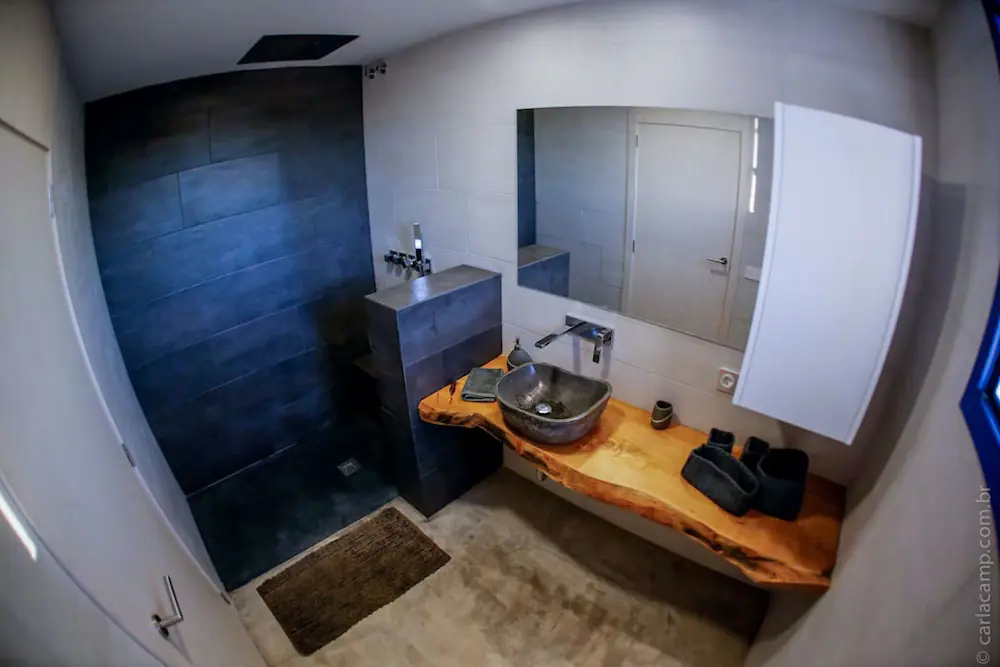 Baño moderno y exclusivo en Can Javi de Palma en Formentera con materiales naturales