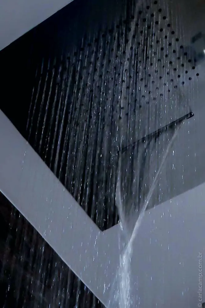 Detalle de ducha con efecto lluvia en la villa de lujo en Formentera
