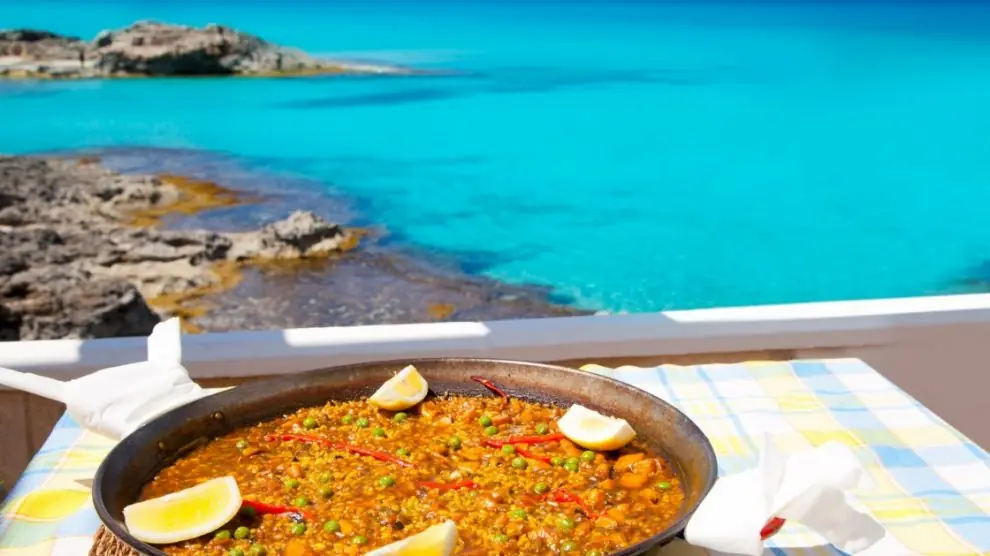 Disfrutando de la gastronomía local y vistas a la costa de Formentera con una paella en el Restaurante Fonda Rafalet en Es Calo.