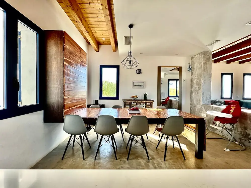 Cocina americana abierta el  comedor de Can Javi de Palma en Formentera