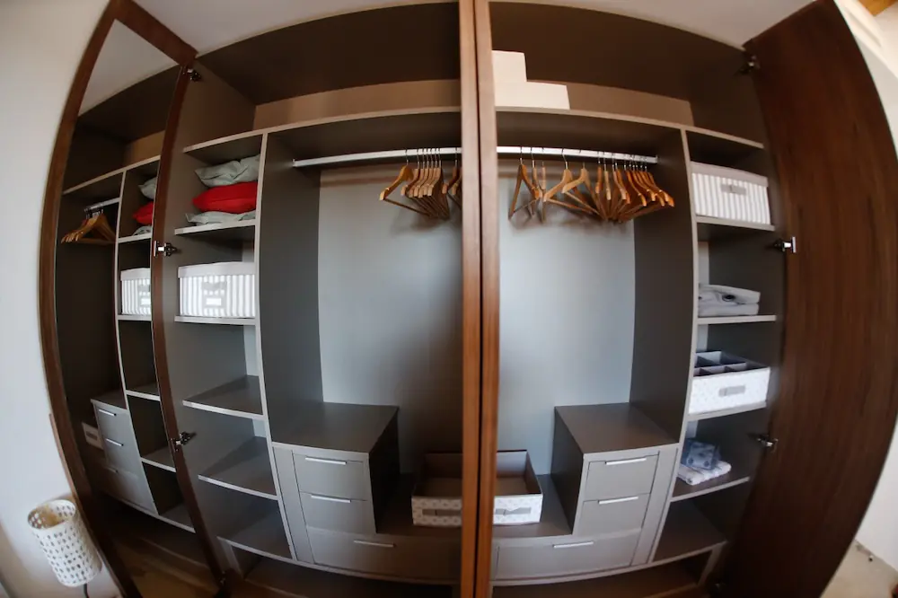 Armarios integrados en el dormitorio principal de la vivienda