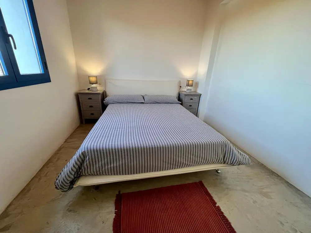 Cama queen en el dormitorio secundario de Can Javi de Palma, ambiente tranquilo