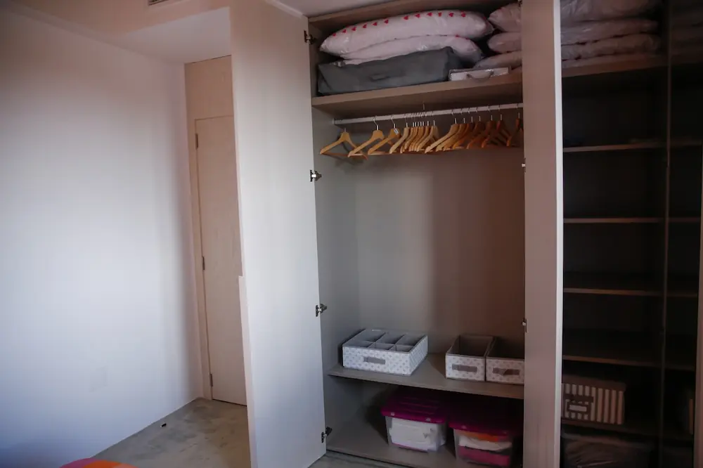 Armario y espacio de almacenaje en el dormitorio secundario de la casa