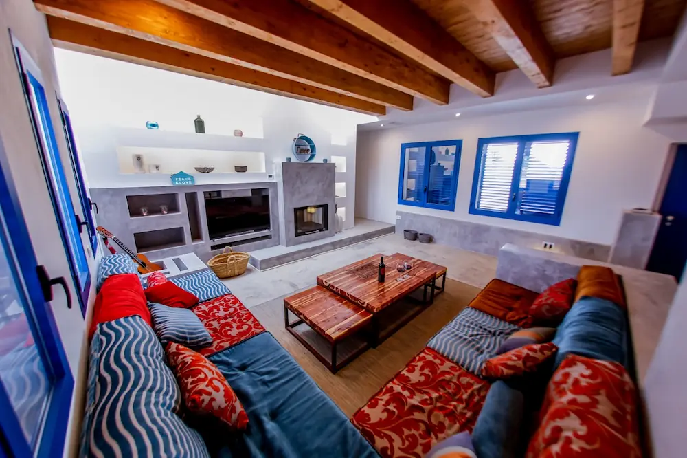 Salón amplio con sofá grande y luz natural en una vivienda en Formentera